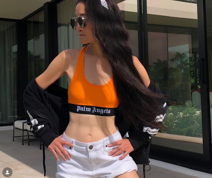 On social media, Vera Wang appeared to be aging in reverse just as much as she did on the red carpet. In this photo, she posed in a sporty outfit at her home on May 2, 2020. | Source: Instagram/verawang