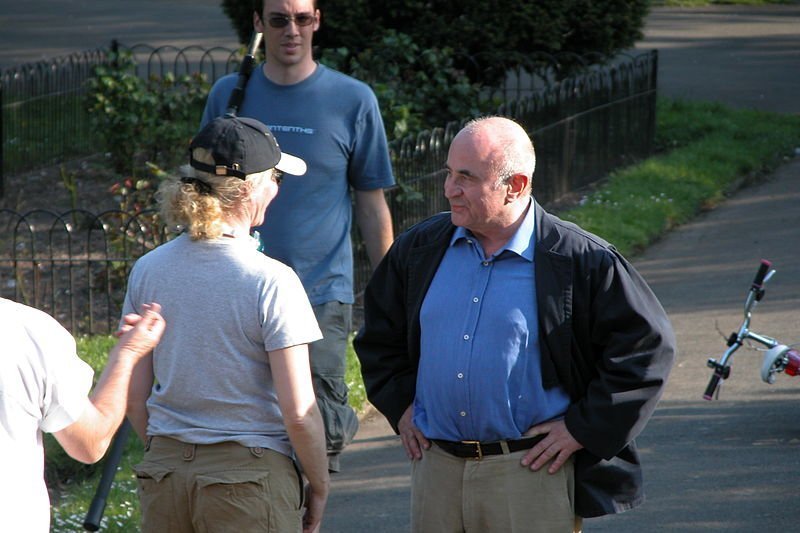 Bob Hoskins filming "Ruby Blue" in Ellington. | Source: Wikimedia Commons