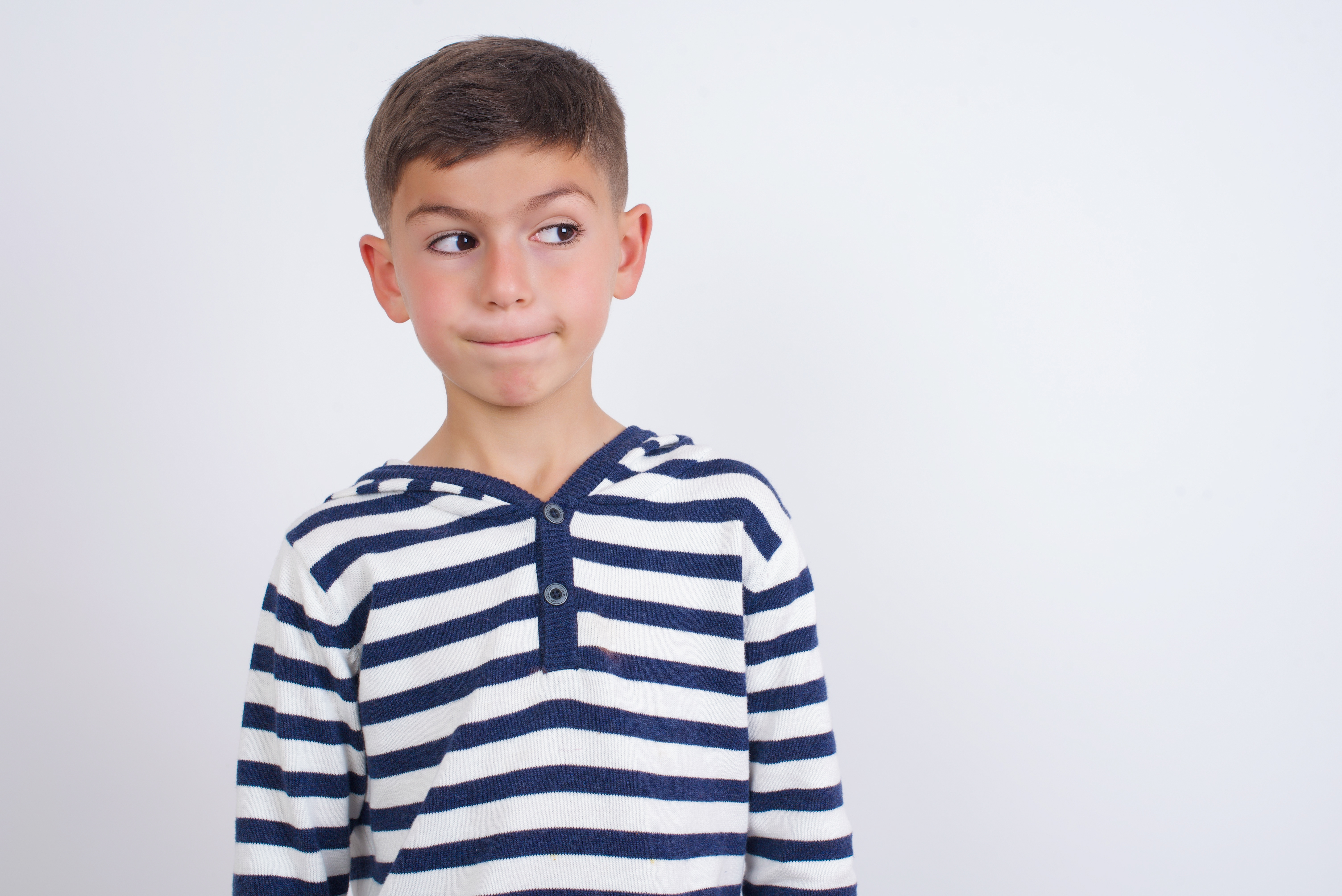 A puzzled child looking  at something | Source: Shutterstock