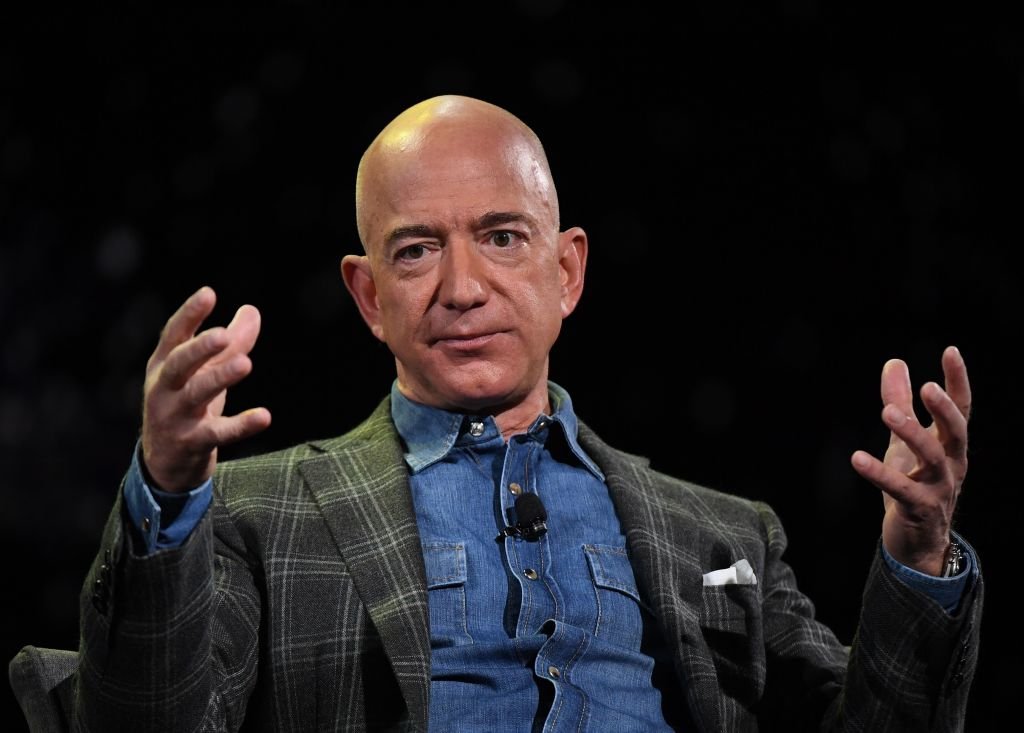 Jeff Bezos spricht während einer Keynote-Sitzung auf der "Amazon Re: MARS" -Konferenz über Robotik und künstliche Intelligenz am 6. Juni 2019 im Aria Hotel in Las Vegas, Nevada, vor dem Publikum. (Foto von Mark RALSTON / AFP) I Quelle: Getty Images