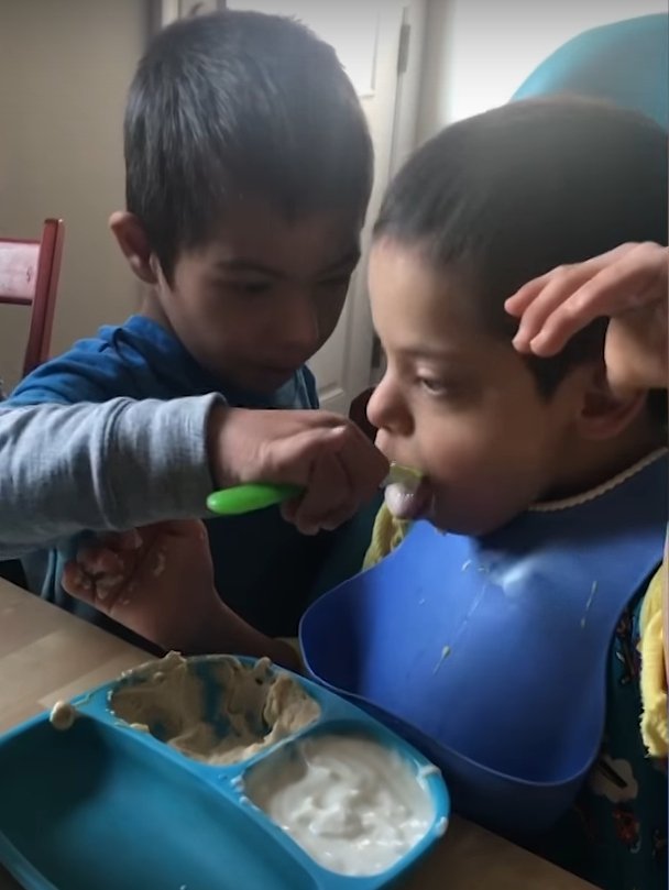 Simon feeding Alex with a spoon l Source: Youtube/Carters Clips