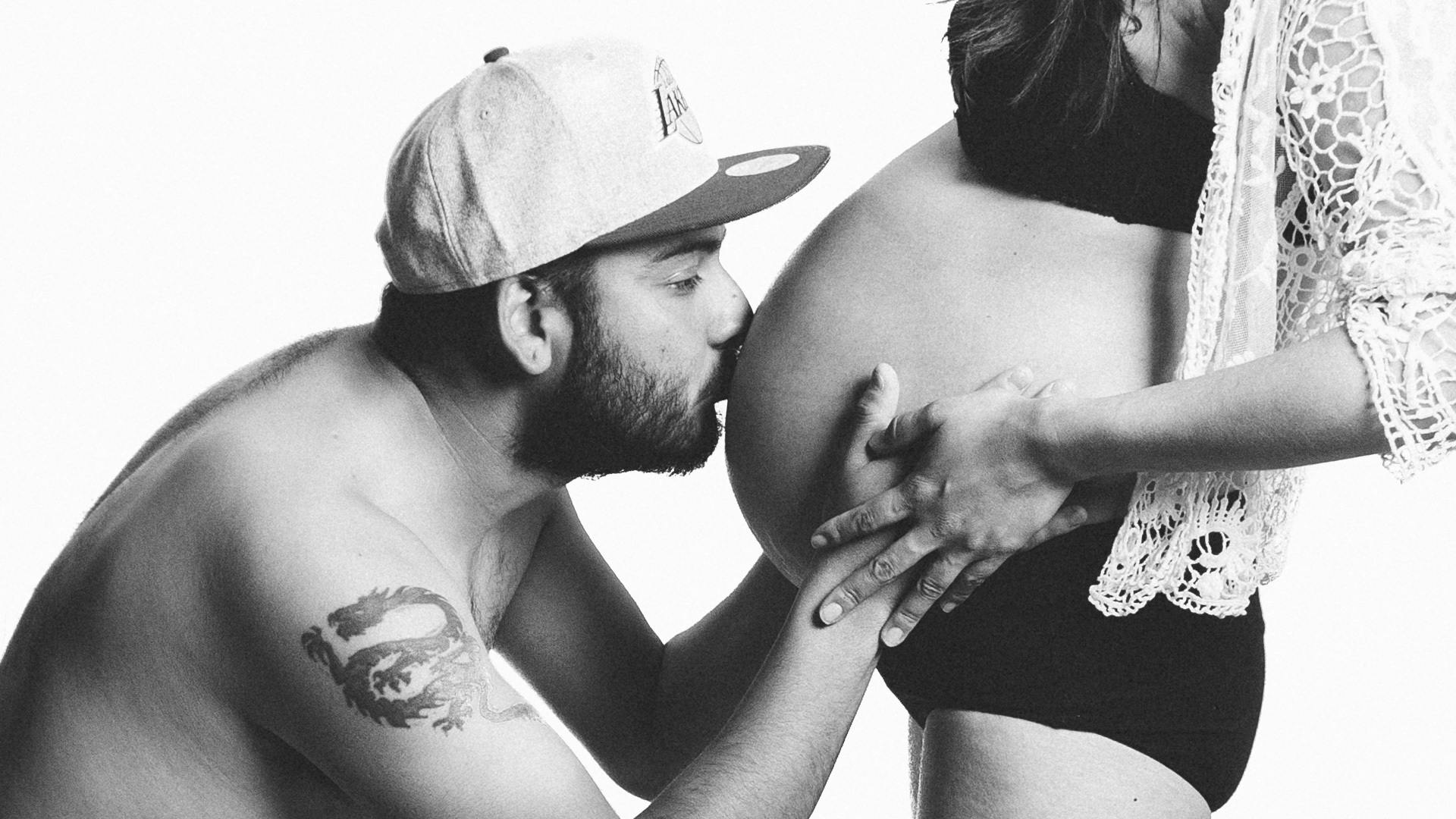 A man kissing a womans stomach | Source: Pexels