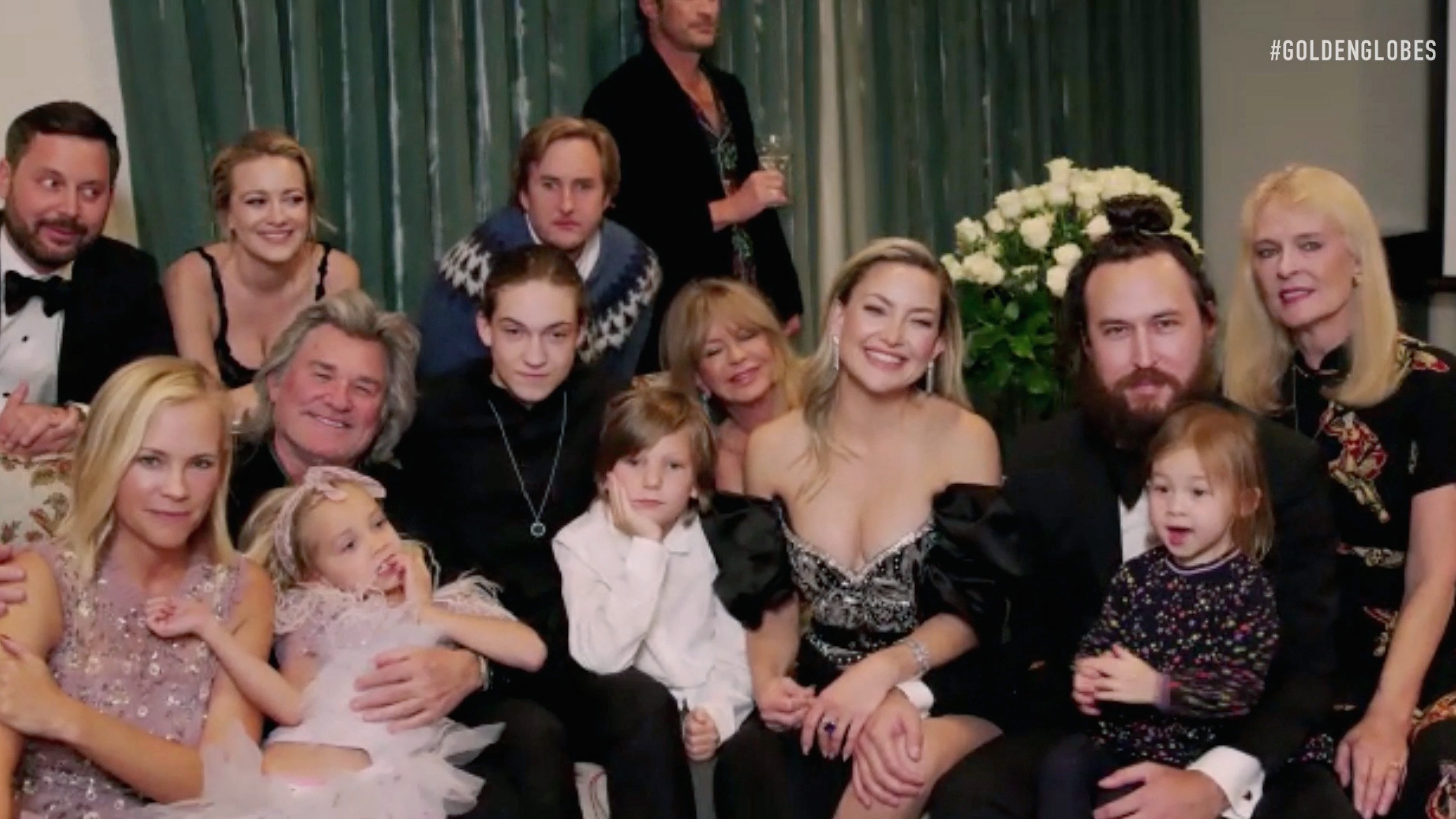 Kate Hudson, Kurt Russell, Goldie Hawn and their family at the Golden Globes in 2021. | Source: Getty Images 