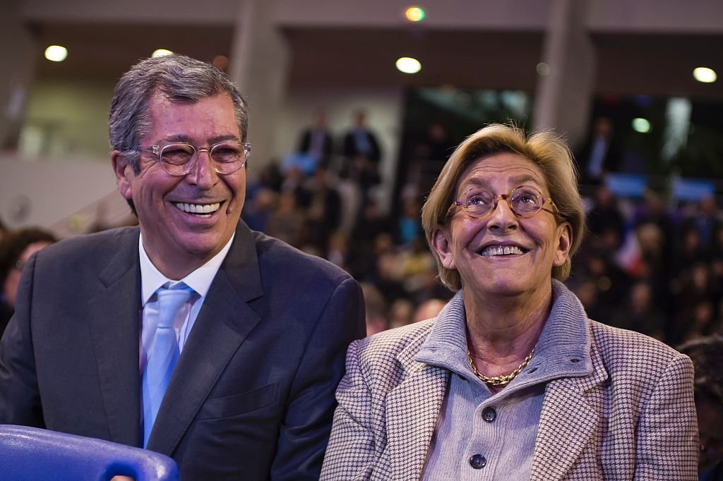 Perret Patrick Balkany et son épouse Isabelle Balkany assistent à une réunion publique pour la campagne de la tête de liste du parti LR pour les élections régionales en Île-de-France, le 3 décembre 2015 à Rueil Malmaison. | Photo : Getty Images