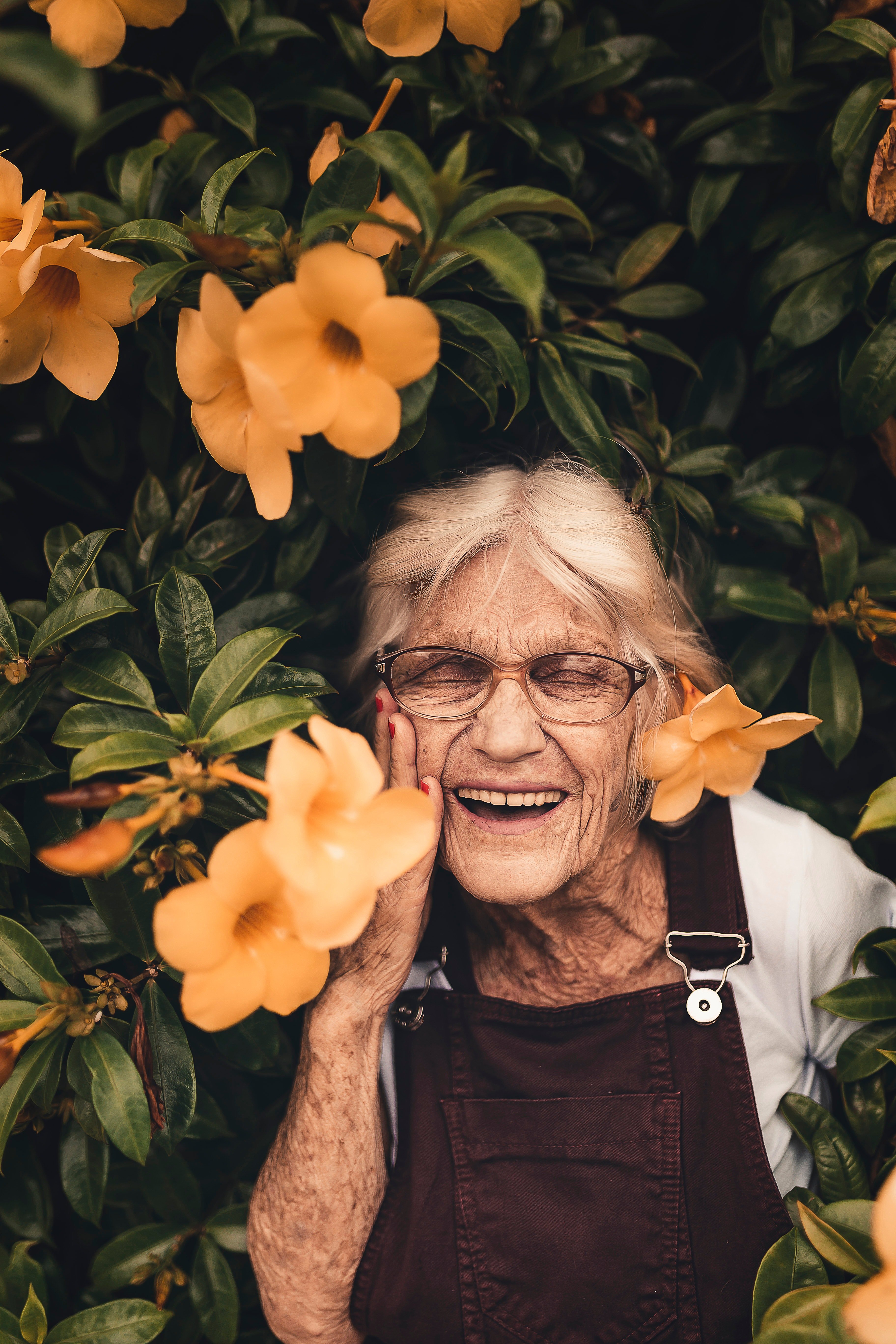 A happy old woman. | Source: Pexels