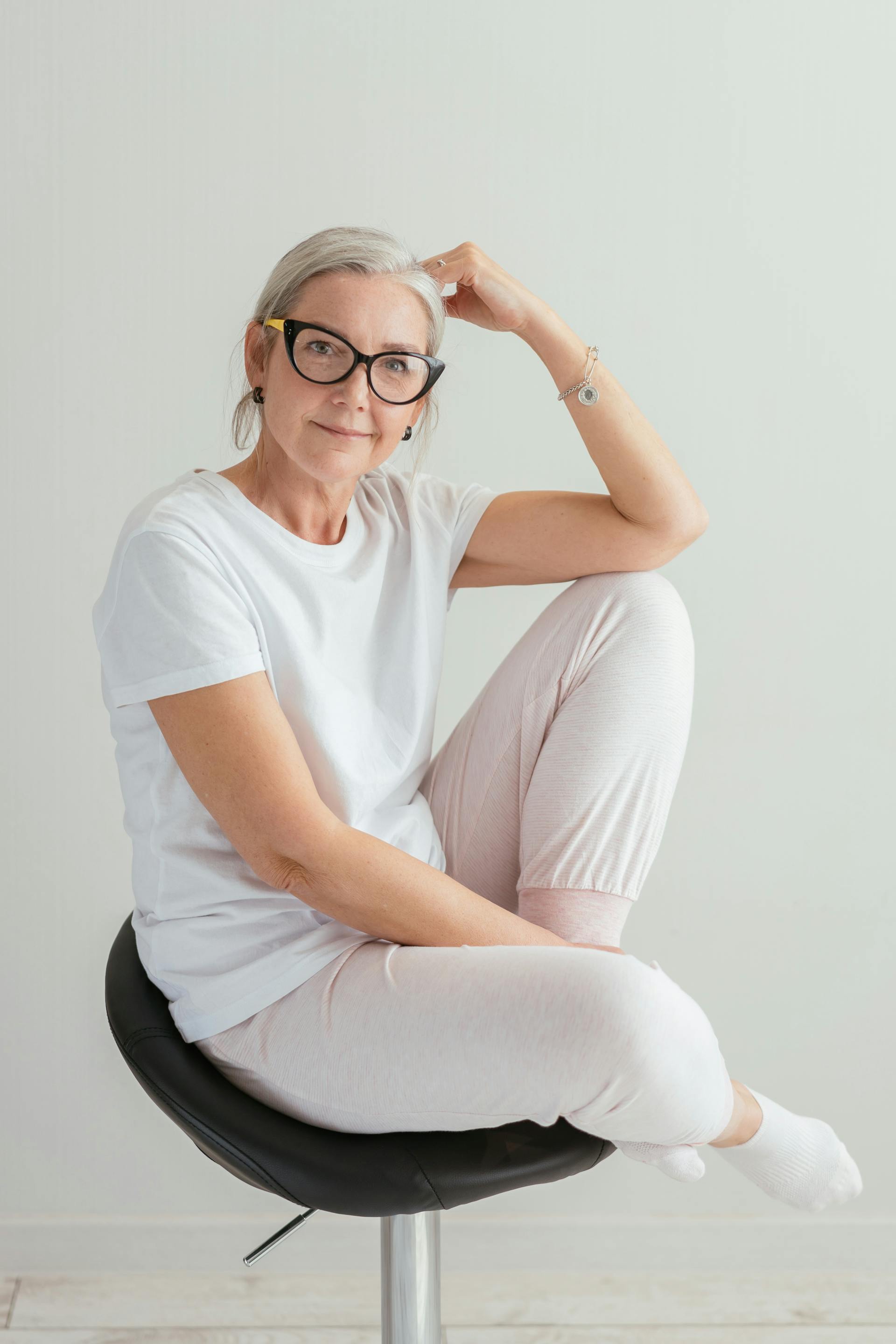 An older woman sitting | Source: Pexels