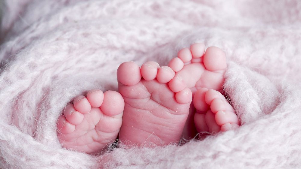 Des petits pieds de bébés nouveaux-nés. | Source : Shutterstock
