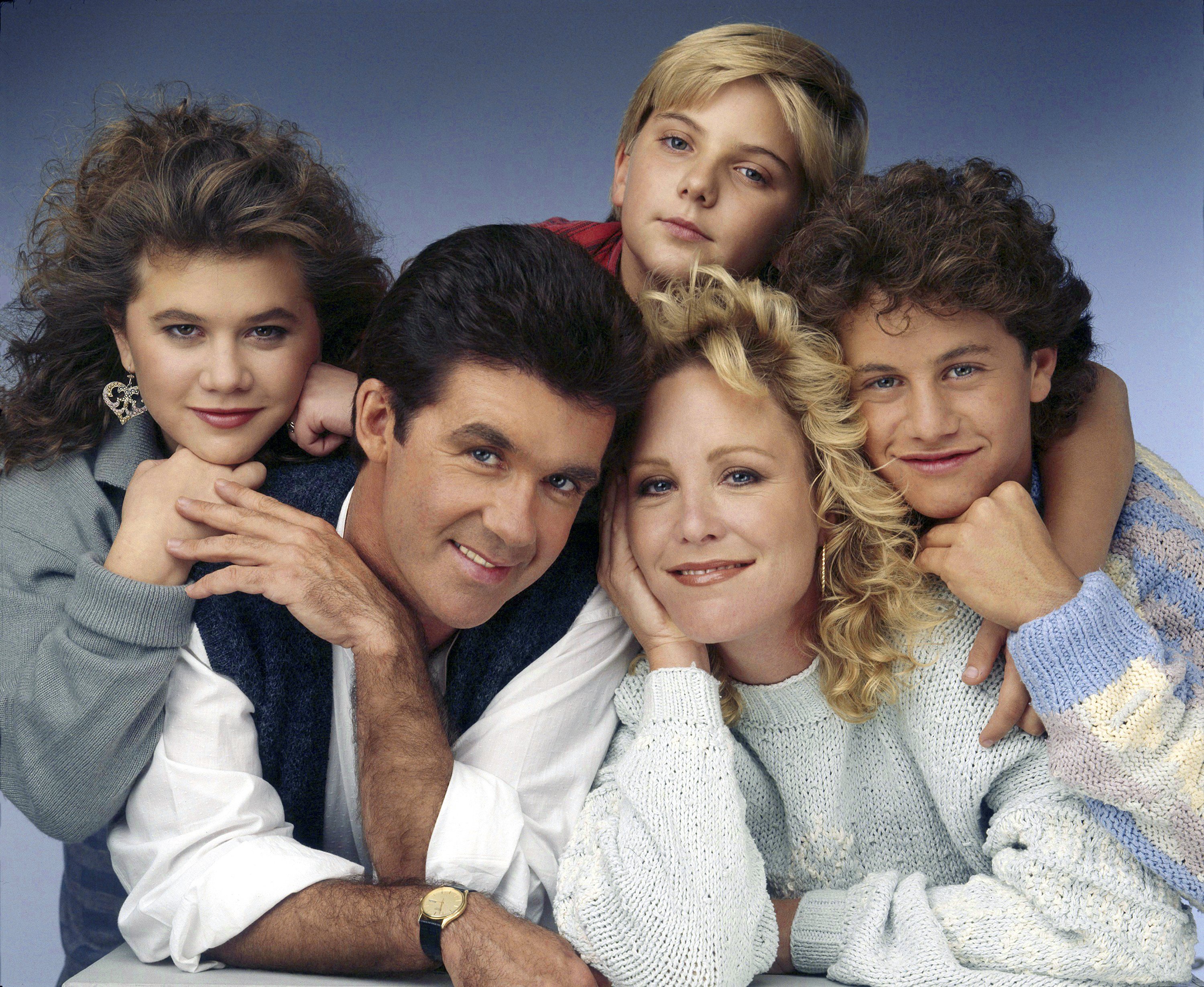 Tracey Gold (Carol), Alan Thicke (Jason), Jeremy Miller (Ben), Joanna Kerns (Maggie), and Kirk Cameron (Mike) on season 3 of "Growing Pains" on October 14, 1987 | Source: Getty Images