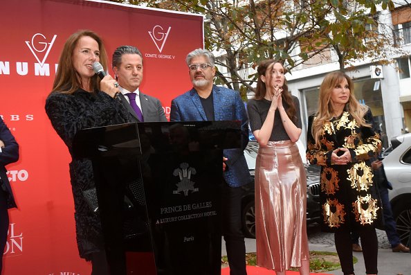 La sculptrice Laurence Jenkell, le Comité GV Rémy Makinadjian, le sculpteur Marcos Marin, la photographe Charlotte Mano et Carole Feuerman participent à l'avant-première de l'exposition GV Monumental Avenue Georges V Fest.|Photo : Getty images. La sculptrice Laurence Jenkell, le Comité GV Rémy Makinadjian, le sculpteur Marcos Marin, la photographe Charlotte Mano et Carole Feuerman participent à l'avant-première de l'exposition GV Monumental Avenue Georges V Fest.|Photo : Getty images.