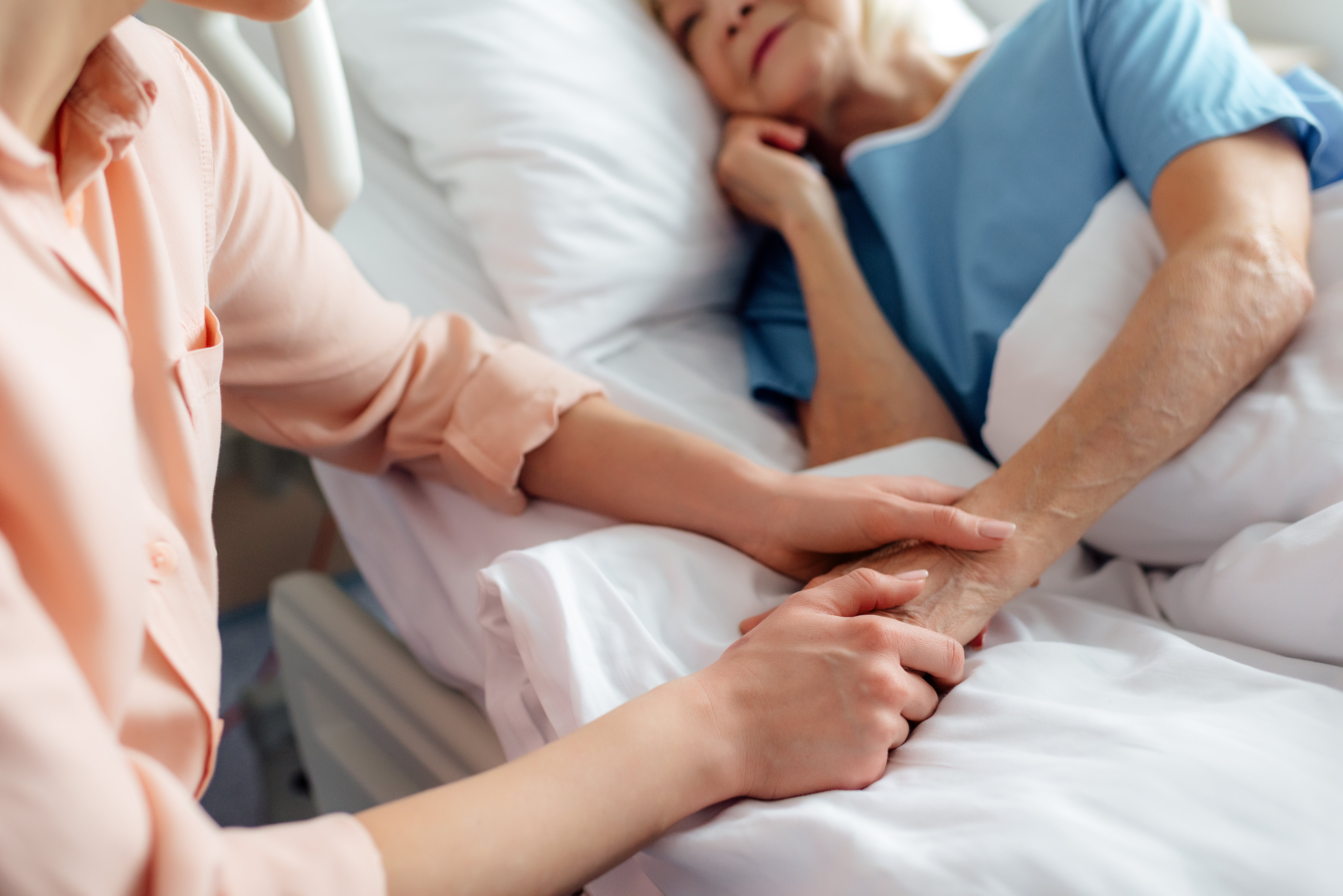 Mujer mayor y mujer joven en hospital. | Foto: Shutterstock