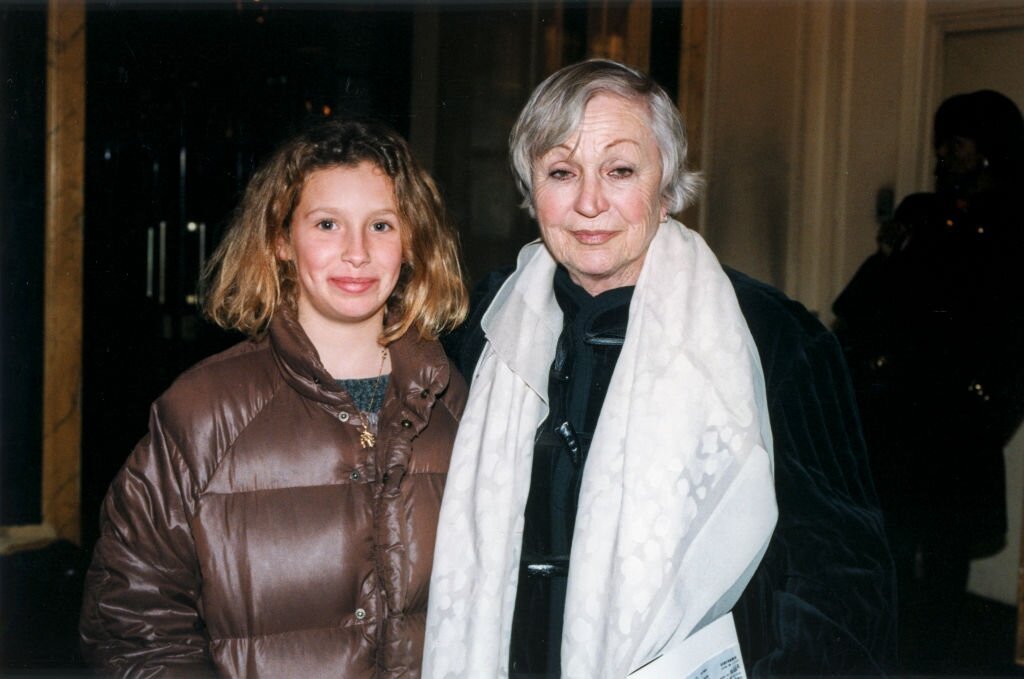 Ginette Garcin et sa petite-fille au théâtre Mogador le 26 janvier 1999 à Paris, France. | Photo : Getty Images Ginette Garcin et sa petite-fille au théâtre Mogador le 26 janvier 1999 à Paris, France. | Photo : Getty Images