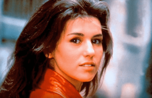 Gros plan du visage de Nathalie Cardone. | Youtube/Diego Dias