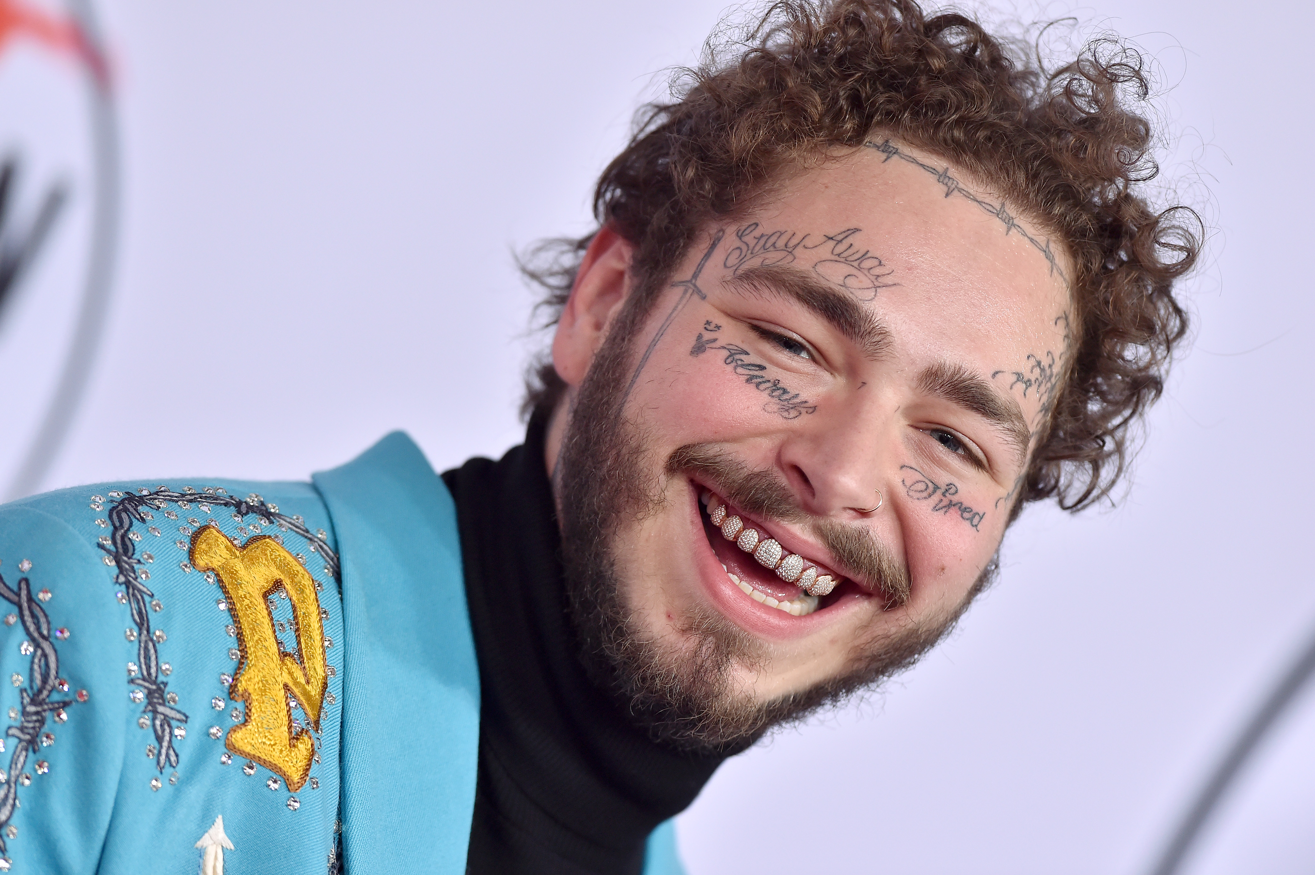 Post Malone at the 2018 American Music Awards on October 9, 2018, in Los Angeles, California. | Source: Getty Images