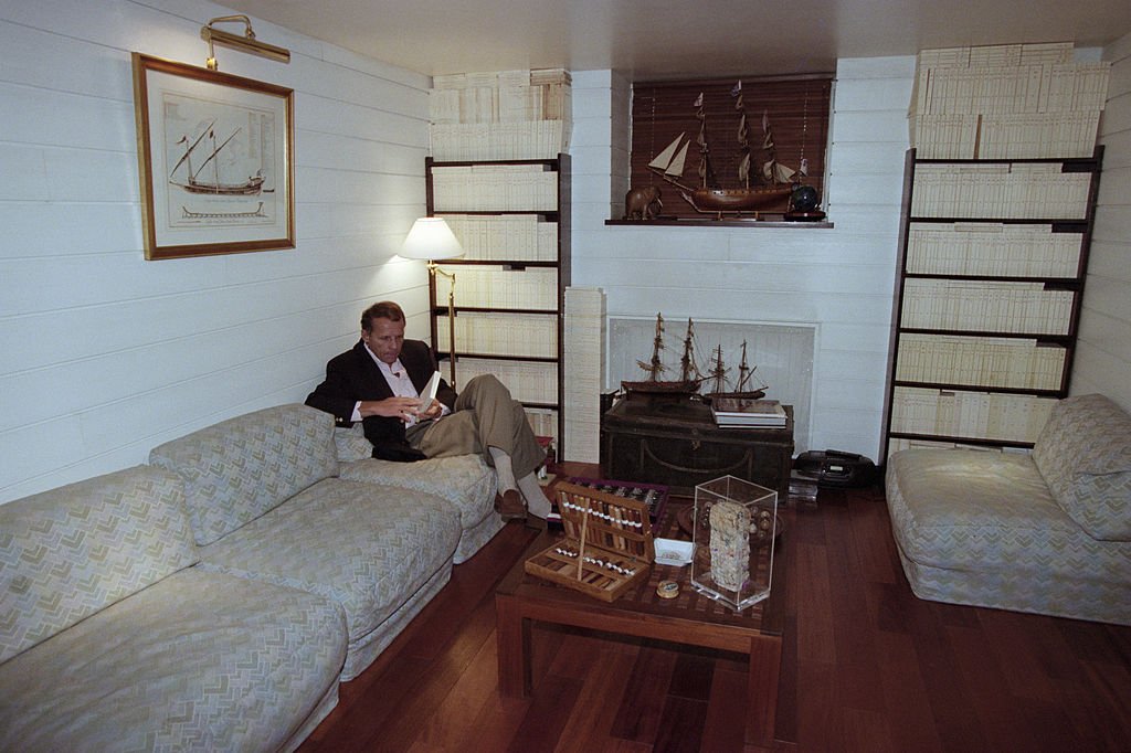 Patrick Poivre d'Arvor dans son appartement Parisien. l Source : Getty Images