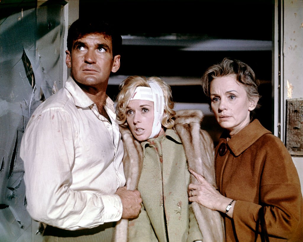 Rod Taylor, Tippi Hedren, and Jessica Tandy on the set of 'The Birds' on January 1, 1963 | Photo: Getty Images