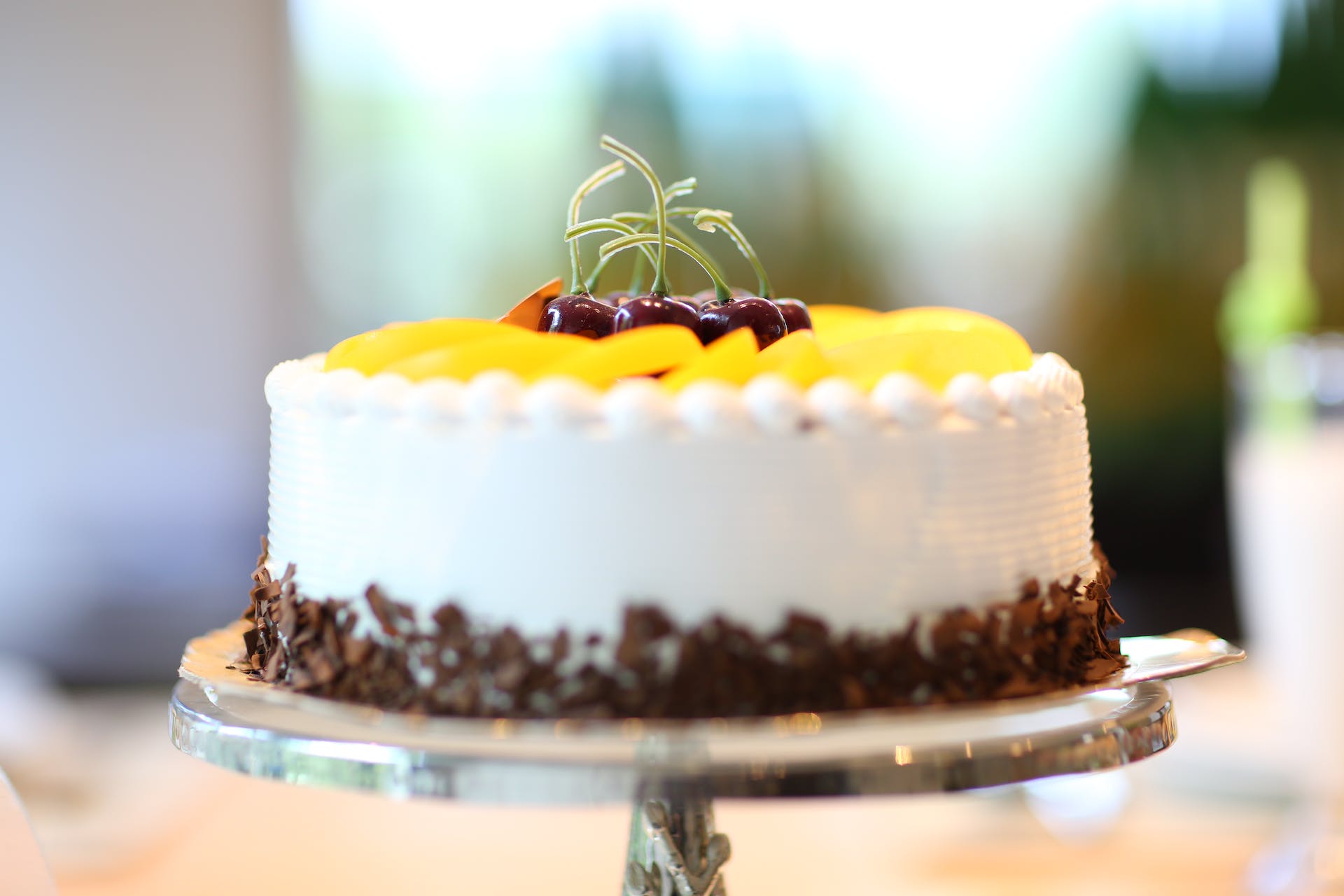 A cake topped with fruit | Source: Pexels