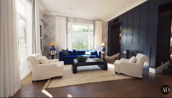 Viola Davis' living room in her Los Angeles home, from a video dated January 5, 2023 | Source: youtube.com/ArchitecturalDigest