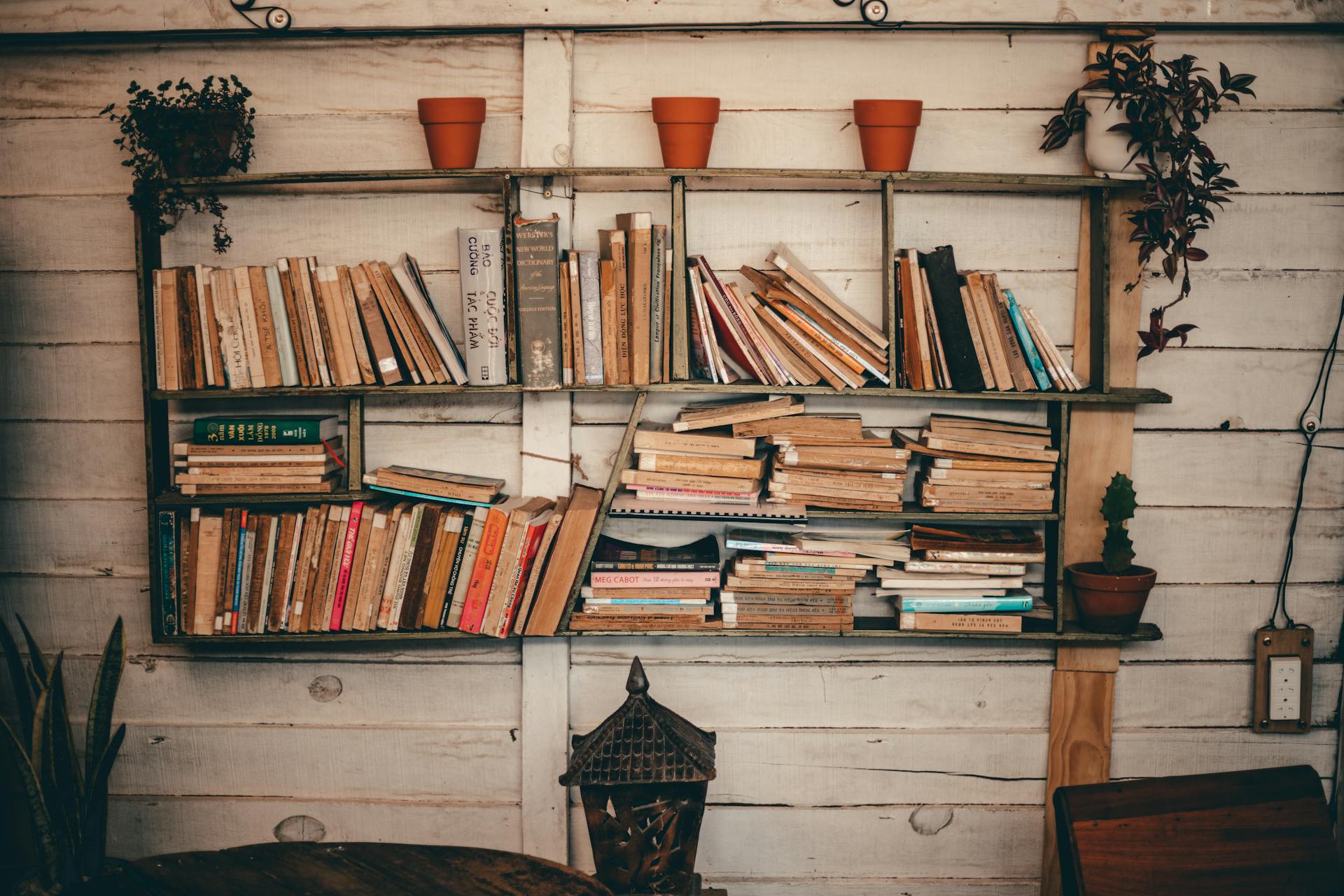 A messy bookshelf | Source: Pexels