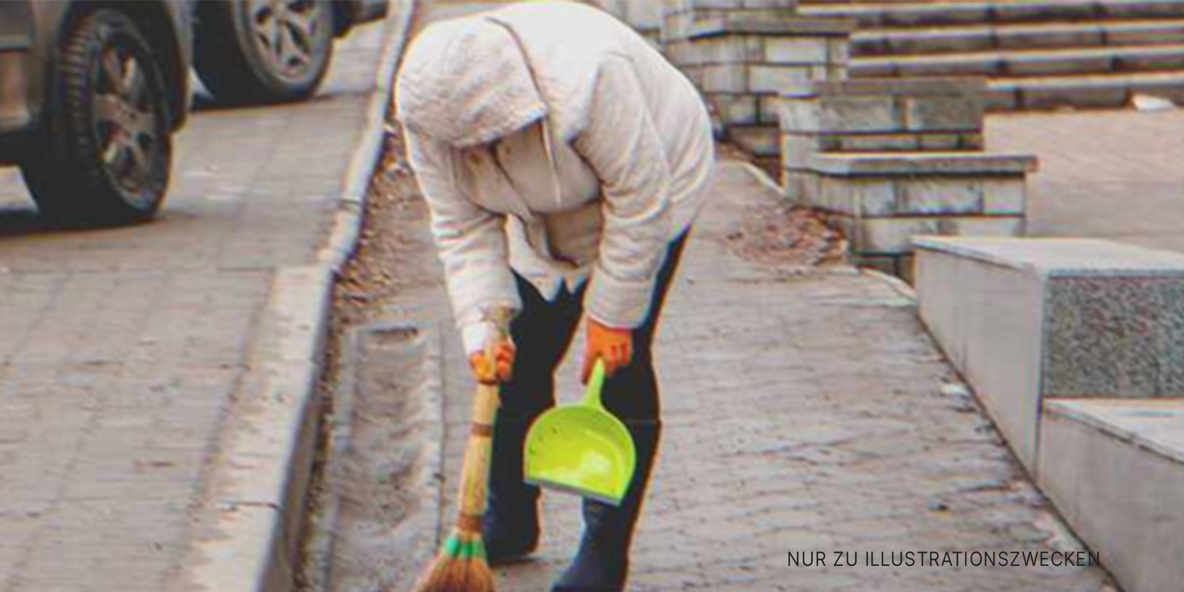 Reinigungskraft auf der Straße | Quelle: Shutterstock