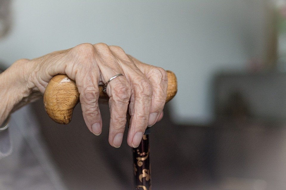 Anciana sosteniendo su bastón. │Foto: Pixabay