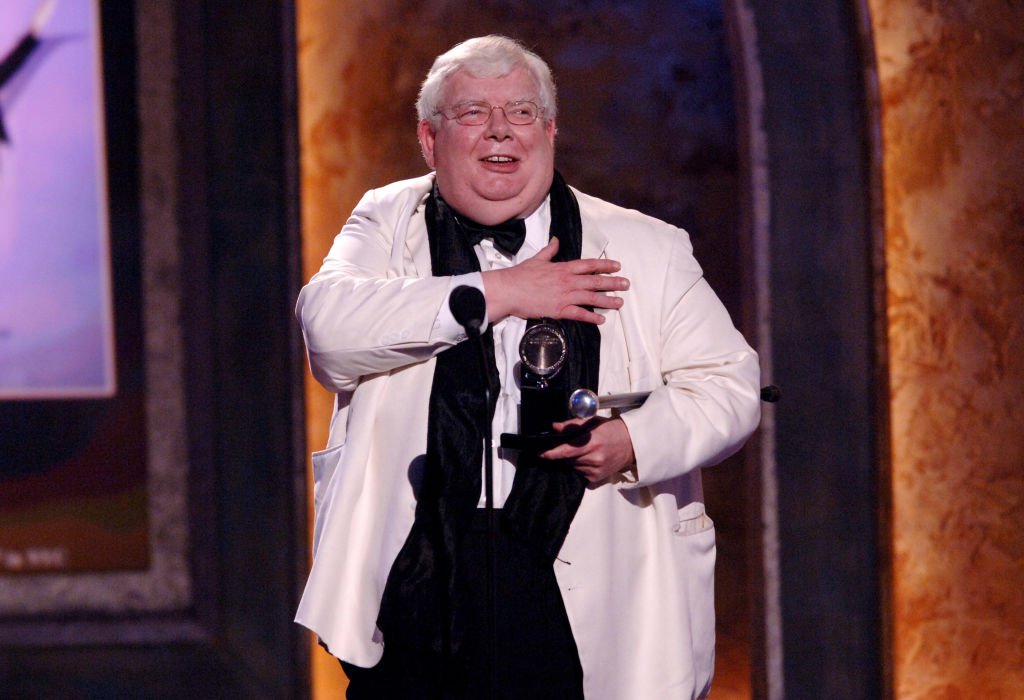 Richard Griffiths accepting his award as winner of Best Performance by a Leading Actor in a Play for "The History Boys" at the 60th Tony Awards | Photo: Getty Images