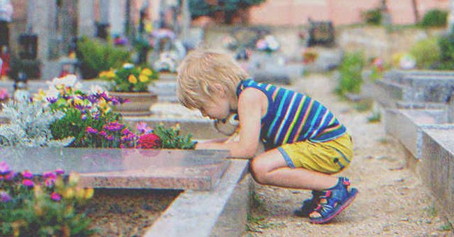 Un niño se inclina sobre una tumba. | Foto: Shutterstock