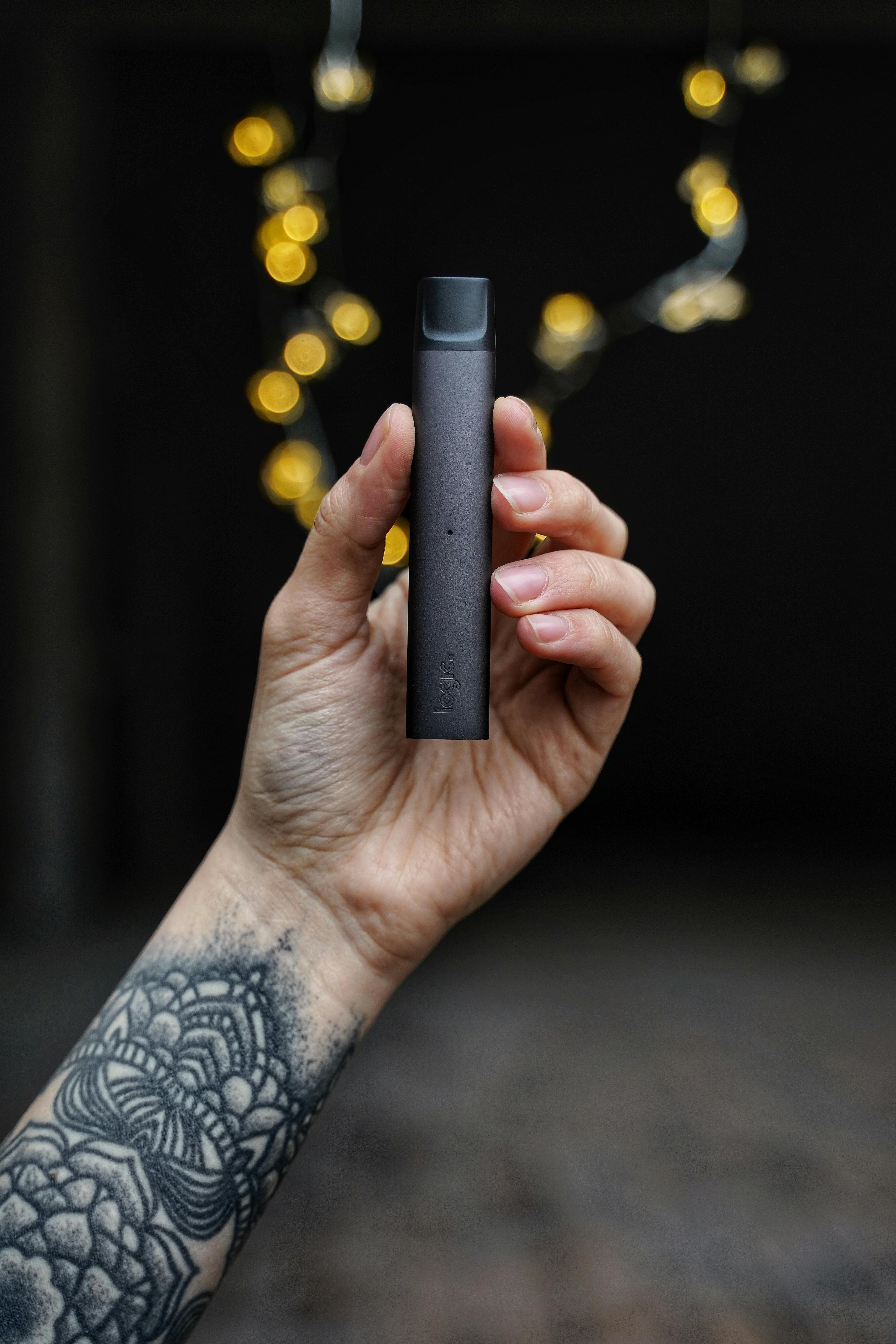 A person holding a vape pen | Source: Pexels