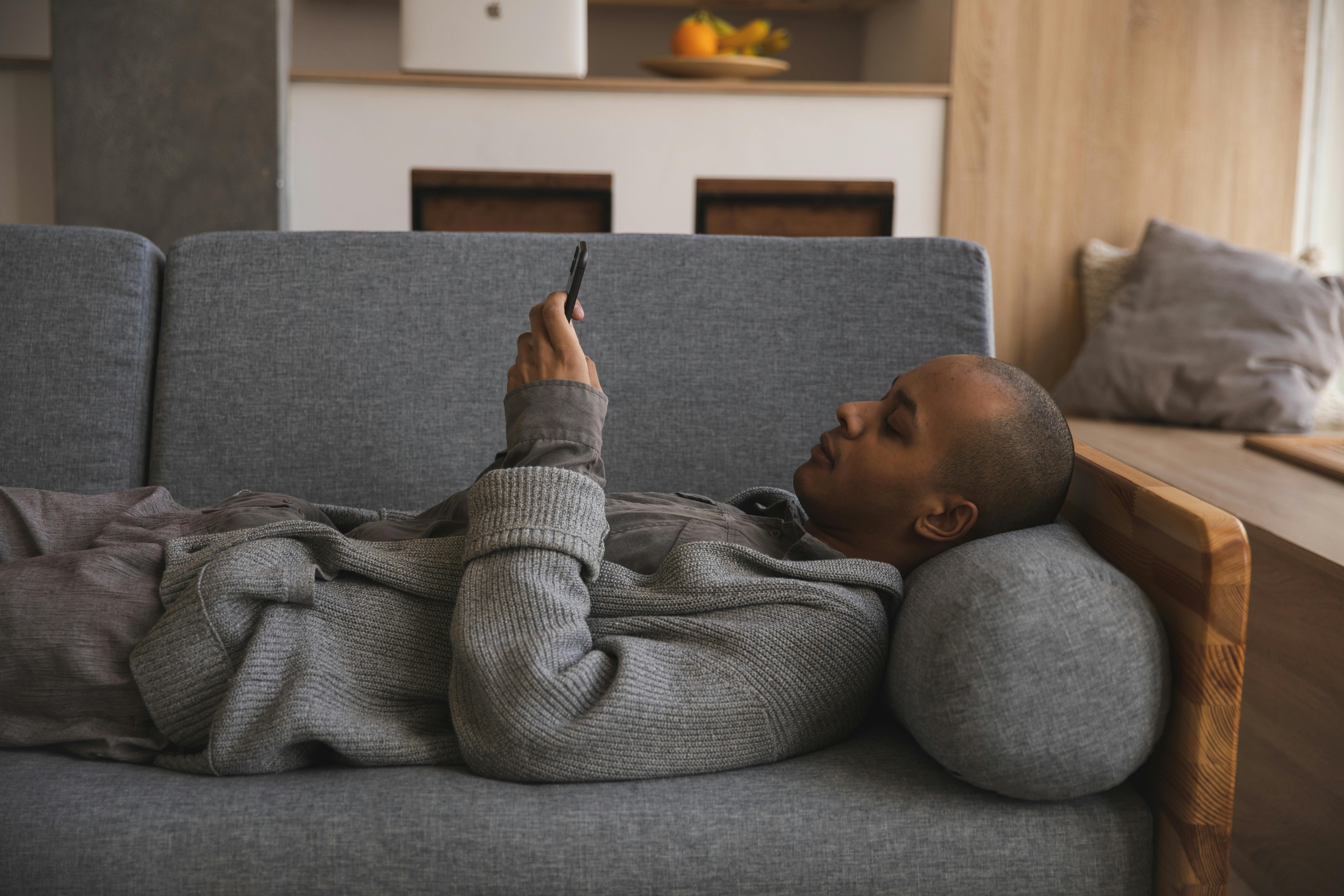 Man lying on a couch | Source: Pexels