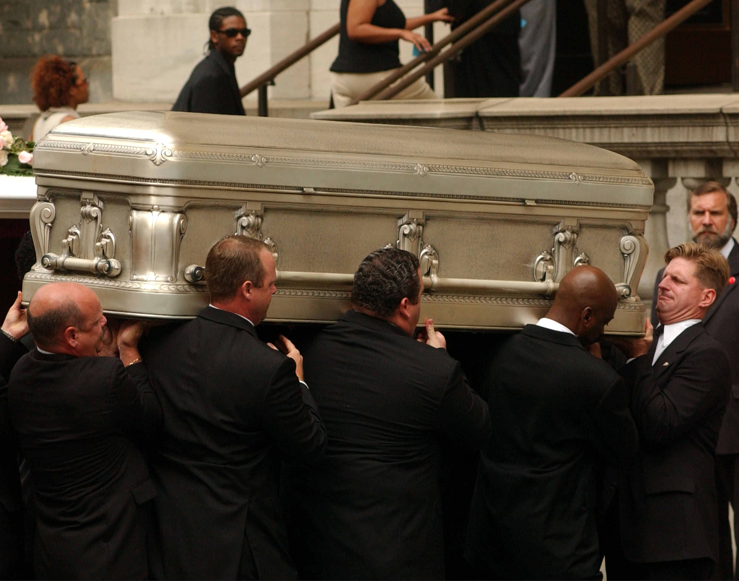 Pallbearers carry Aaliyah's casket into St. Ignatius Loyola Church in New York City on August 31, 2001 | Source: Getty Images