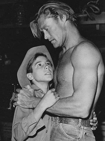 Johnny Crawford and Chuck Connors in "The Rifleman" in 1961. | Source: Wikimedia