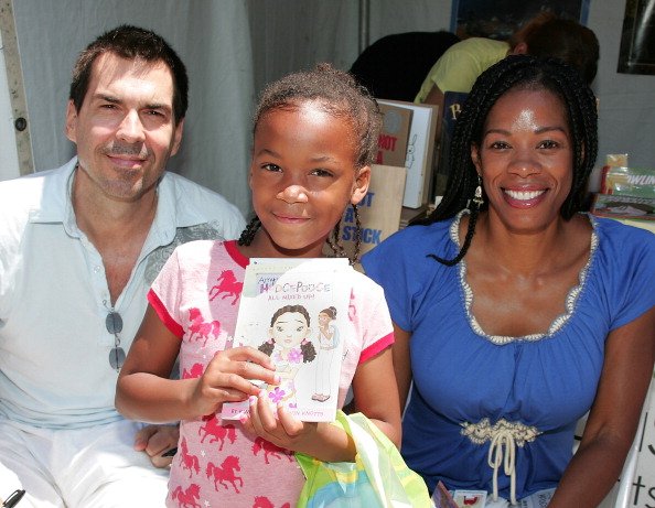 Kevin Knotts and Kim Wayans pose with a visitor on June 29, 2008 in Westwood, California. | Photo: Getty Images