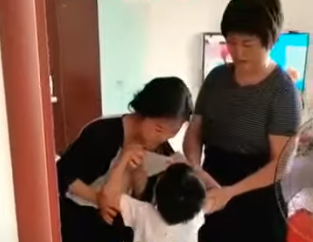 A boy begs his mother to stay. | Source: youtube.com/新鮮大小事%23最新最快%23中文%23熱點訊息