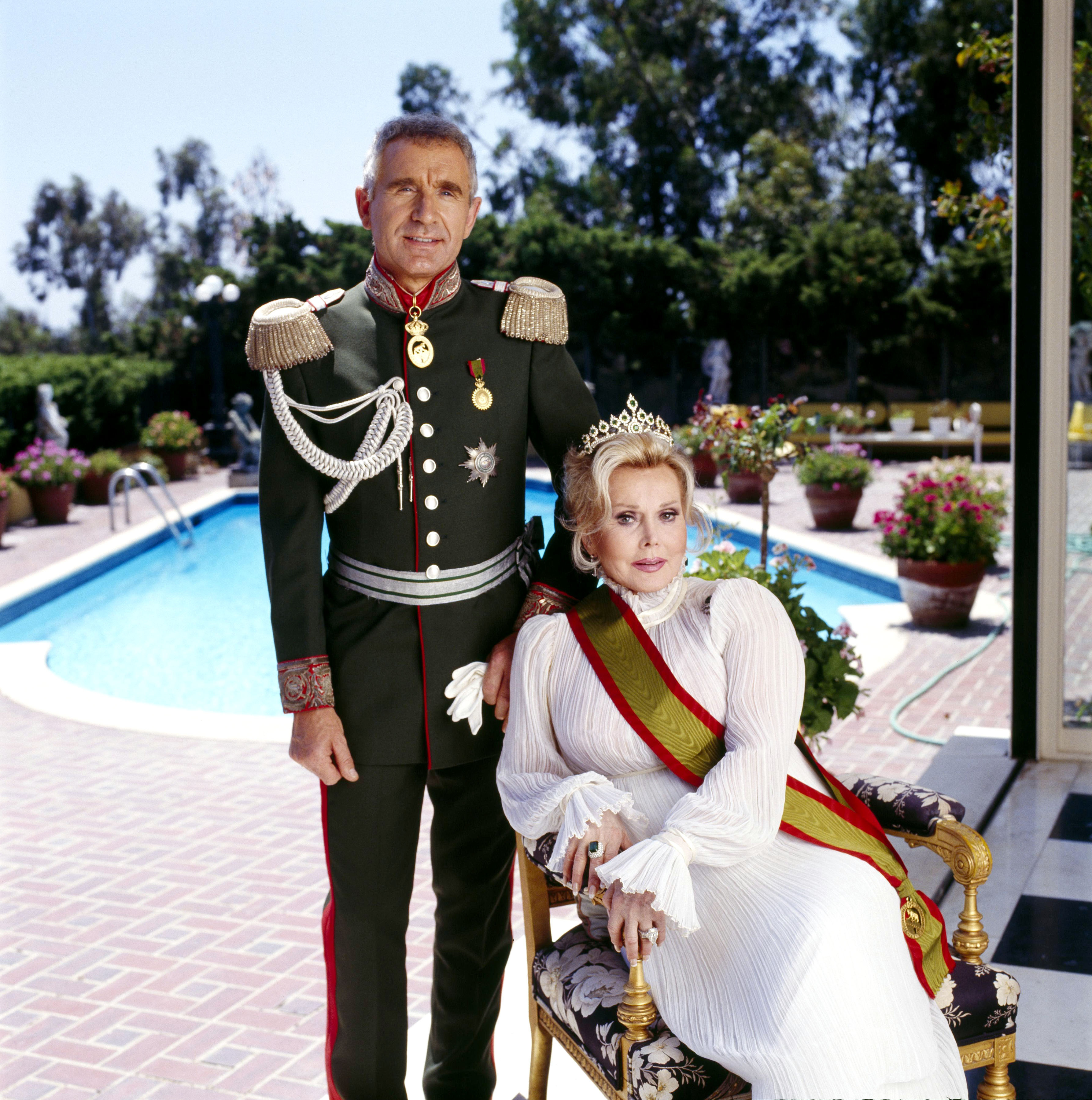 Zsa Zsa Gabor with her husband  Frederic Prinz von Anhalt photographed at home on June 6, 1990 in Bel Air, California | Source: Getty Images