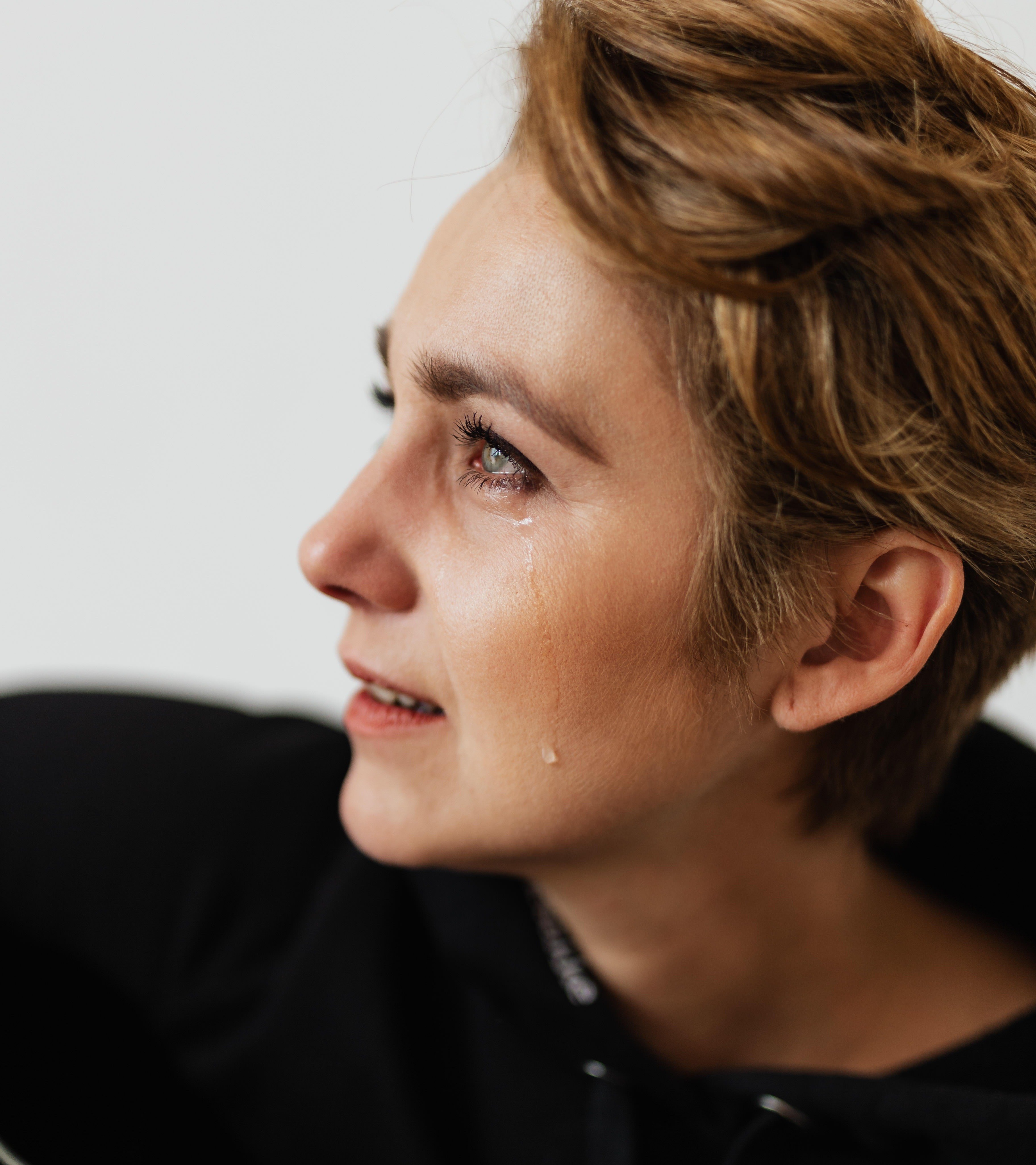 Lágrimas se deslizan por el rostro de una mujer. | Foto: Pexels