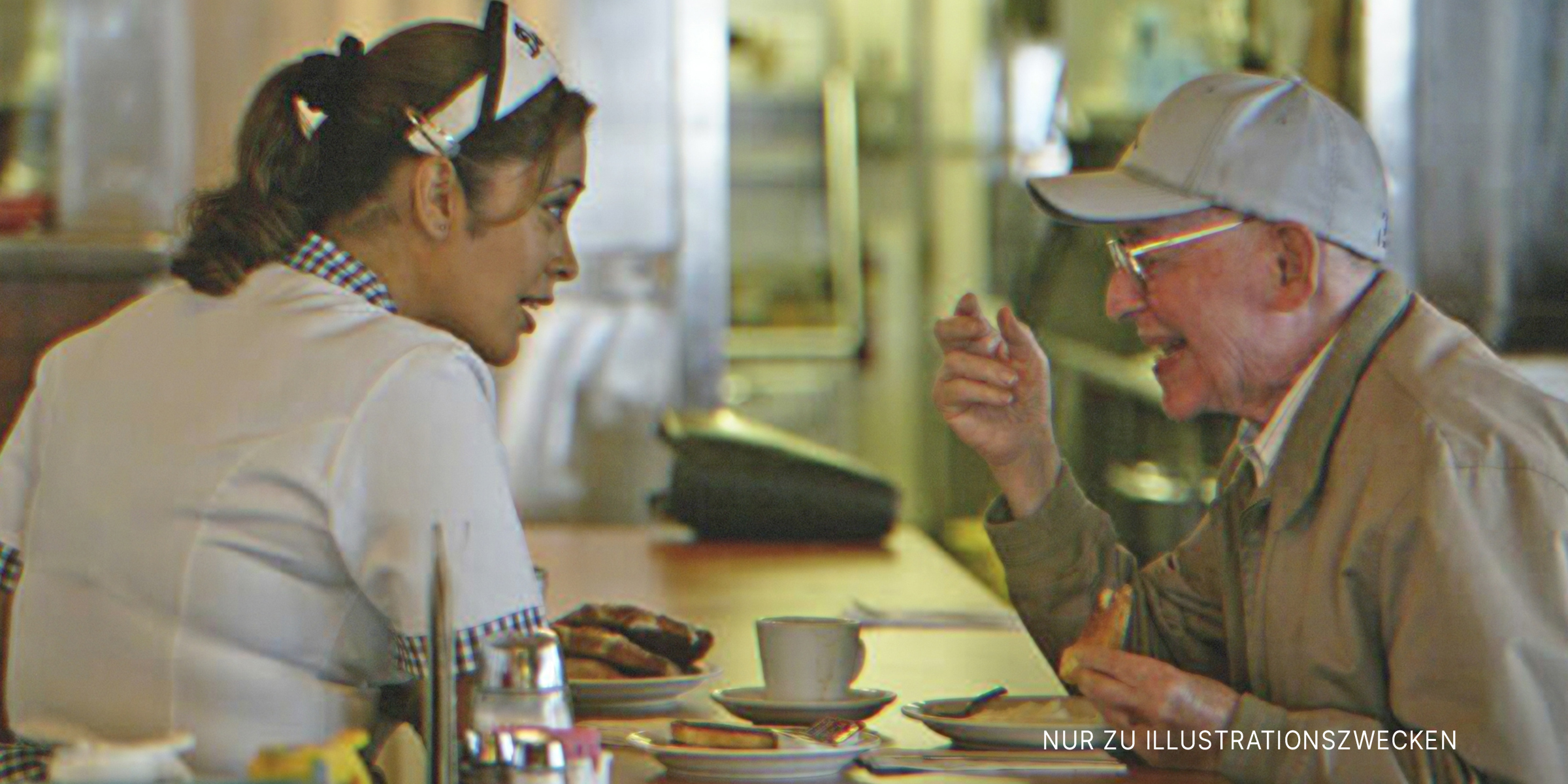Kellnerin spricht mit altem Mann. | Quelle: Getty Images