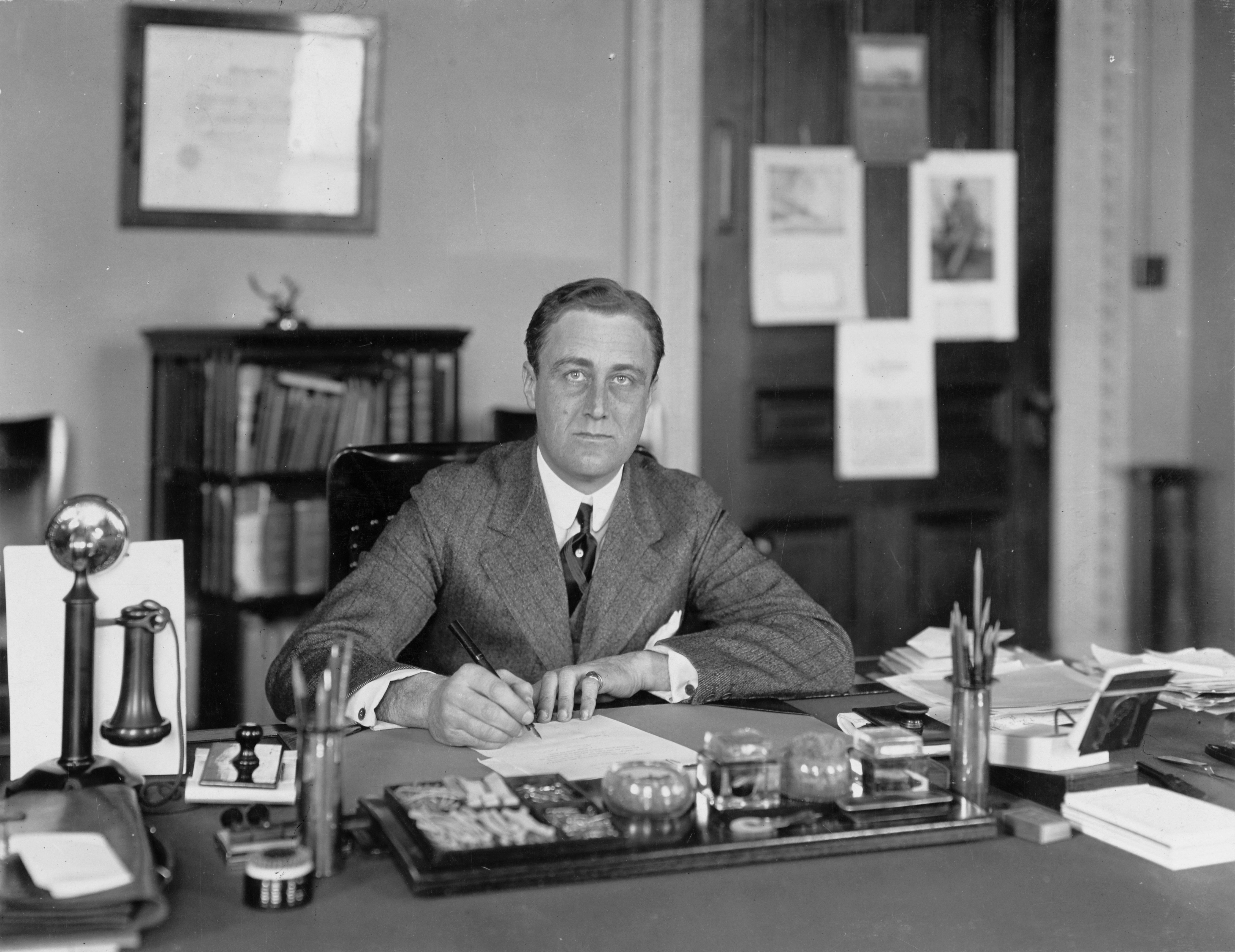 Franklin D. Roosevelt, at his Navy Department desk circa 1913 | Photo: Naval History & Heritage Command, Public domain, via Wikimedia Commons