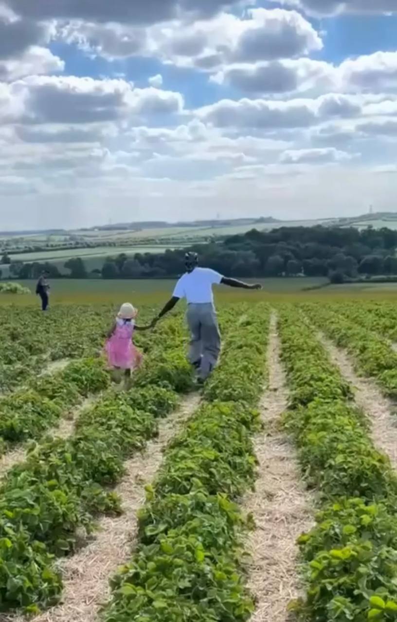 Jodie Turner-Smith captures a joyful moment with Juno Jackson during a countryside outing | Source: Instagram/jodiesmith