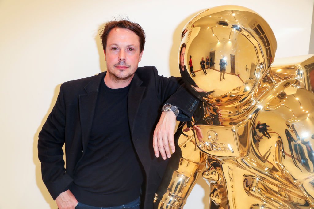 Davy Sardou est photographié pour Paris Match lors de la soirée pour la nouvelle montre Speedmaster d'Omega lors de l'exposition Lune au Grand Palais le 04 avril 2019 à Paris, France. | Photo : Getty Images