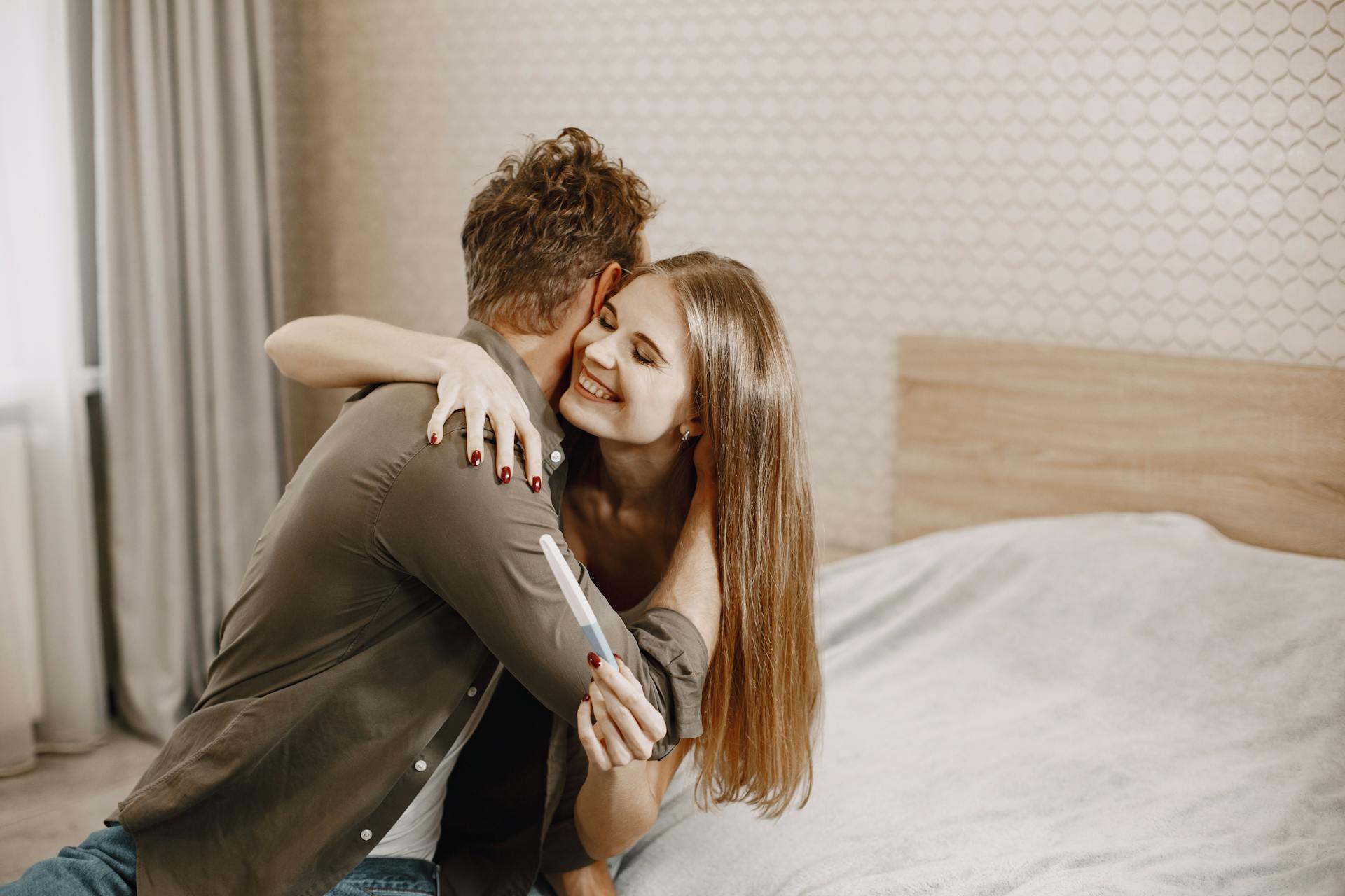 A couple hugging on the bed | Source: Pexels