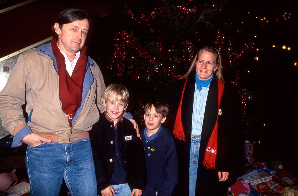 11 de diciembre de 1990. Macaulay Culkin en París con su madre, Patricia Bretnup, su padre, Christopher Kit Culkin y su hermano Kieran. | Foto: Getty Images.