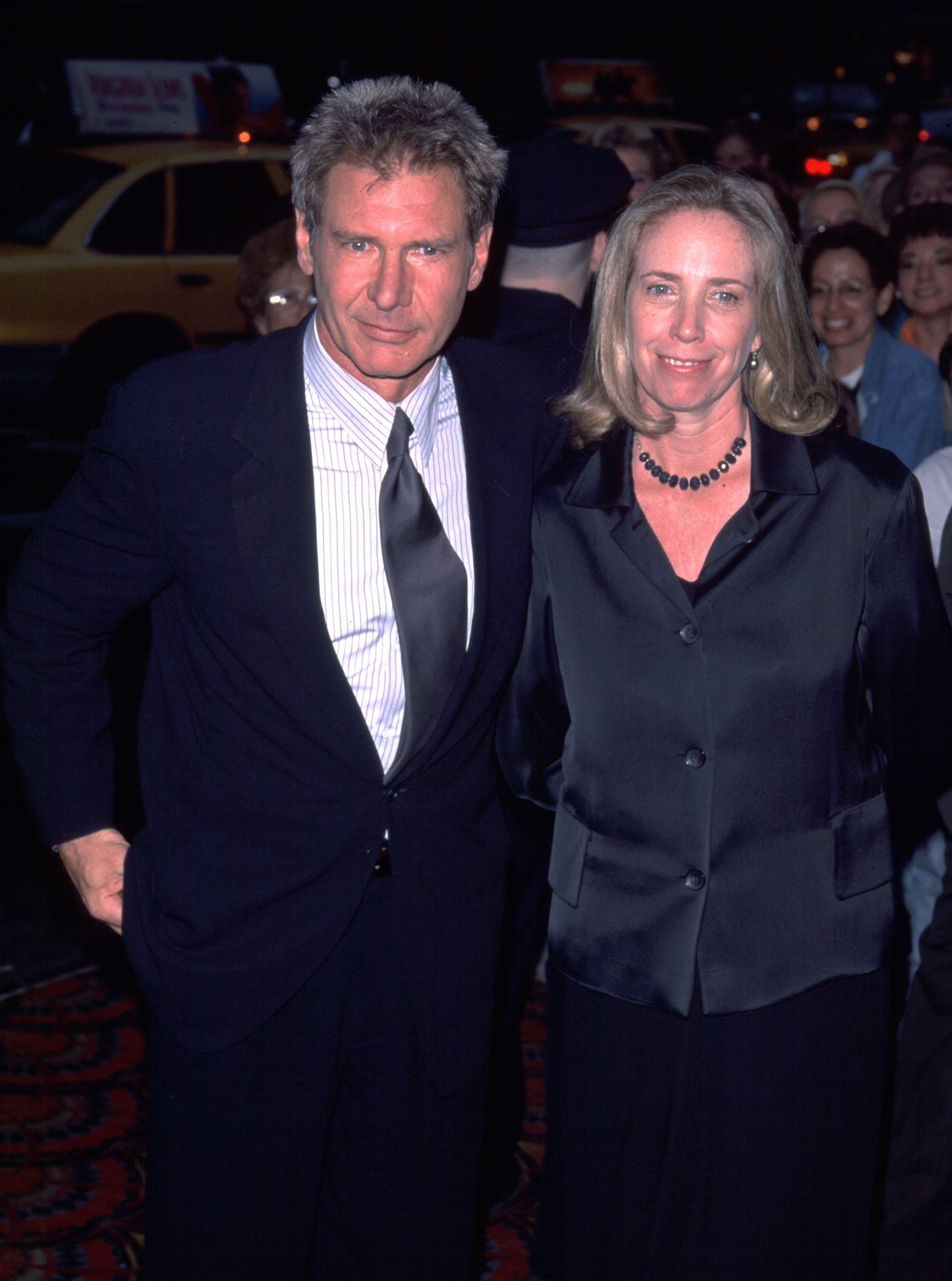 Harrison Ford et sa seconde épouse, Melissa Mathison, lors d'une projection de bienfaisance du film "Six jours et sept nuits", le 11 juin 1998, à New York. | Photo : Getty Images