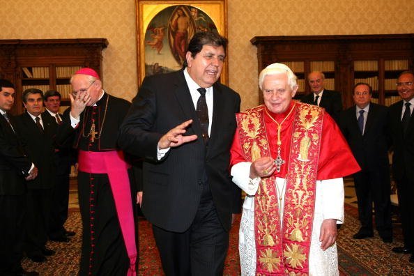 Alan Garcia and Pope Benedict XVI at his private library on November 30, 2009 in Vatican City, Vatican | Source: Getty Images