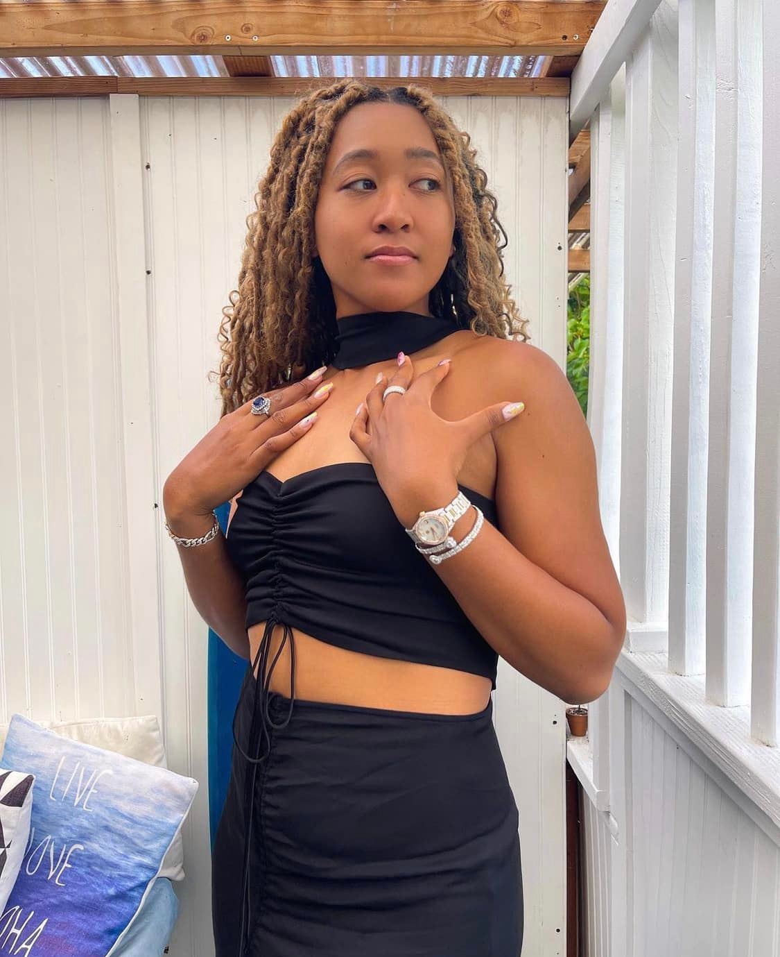 Naomi Osaka posing in a black outfit, posted on April 22, 2022. | Source: Facebook/Naomi Osaka 大坂なおみ