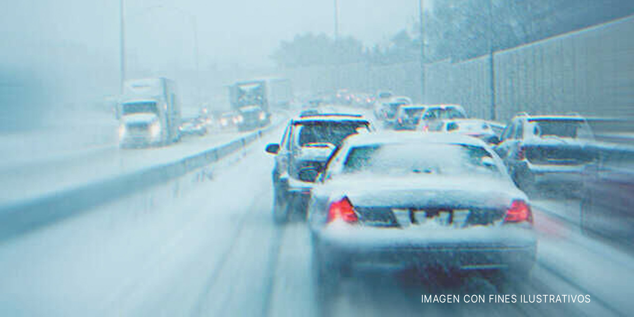 Automóviles en una carretera durante una tormenta de nieve. | Foto: Shutterstock
