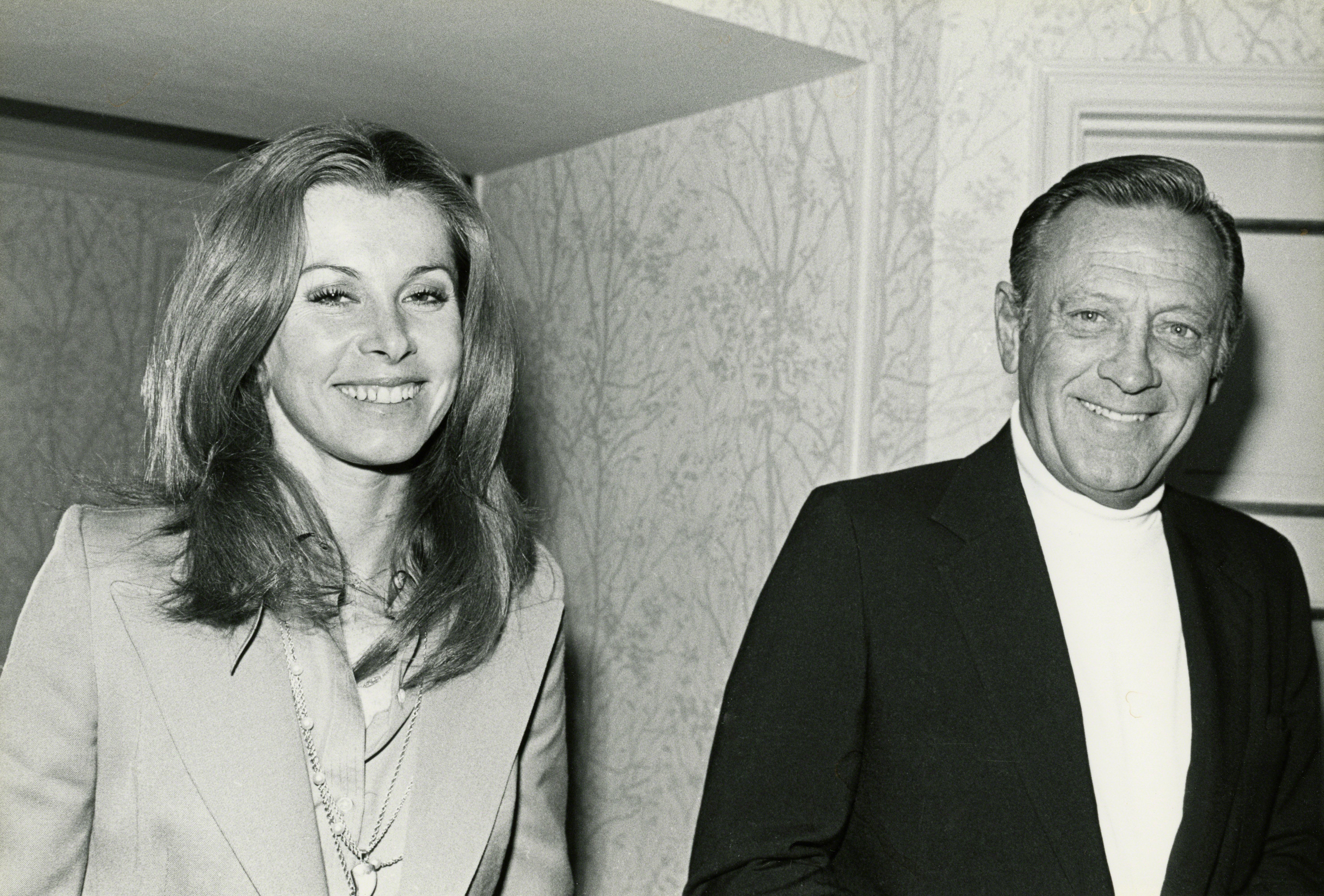 William Holden and Stefanie Powers pictured on January 1, 1980 in New York City. | Source: Getty Images