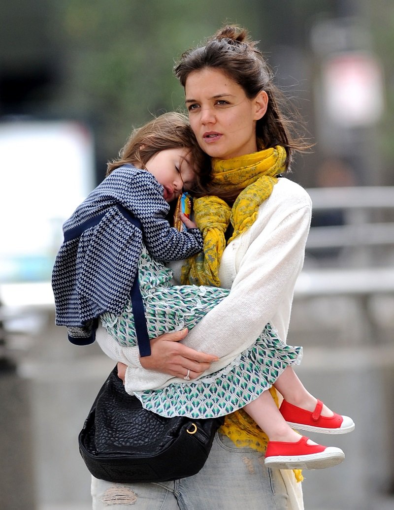 Katie Holmes and daughter Suri Cruise on October 10, 2009 in Boston, Massachusetts | Photo: Getty Images