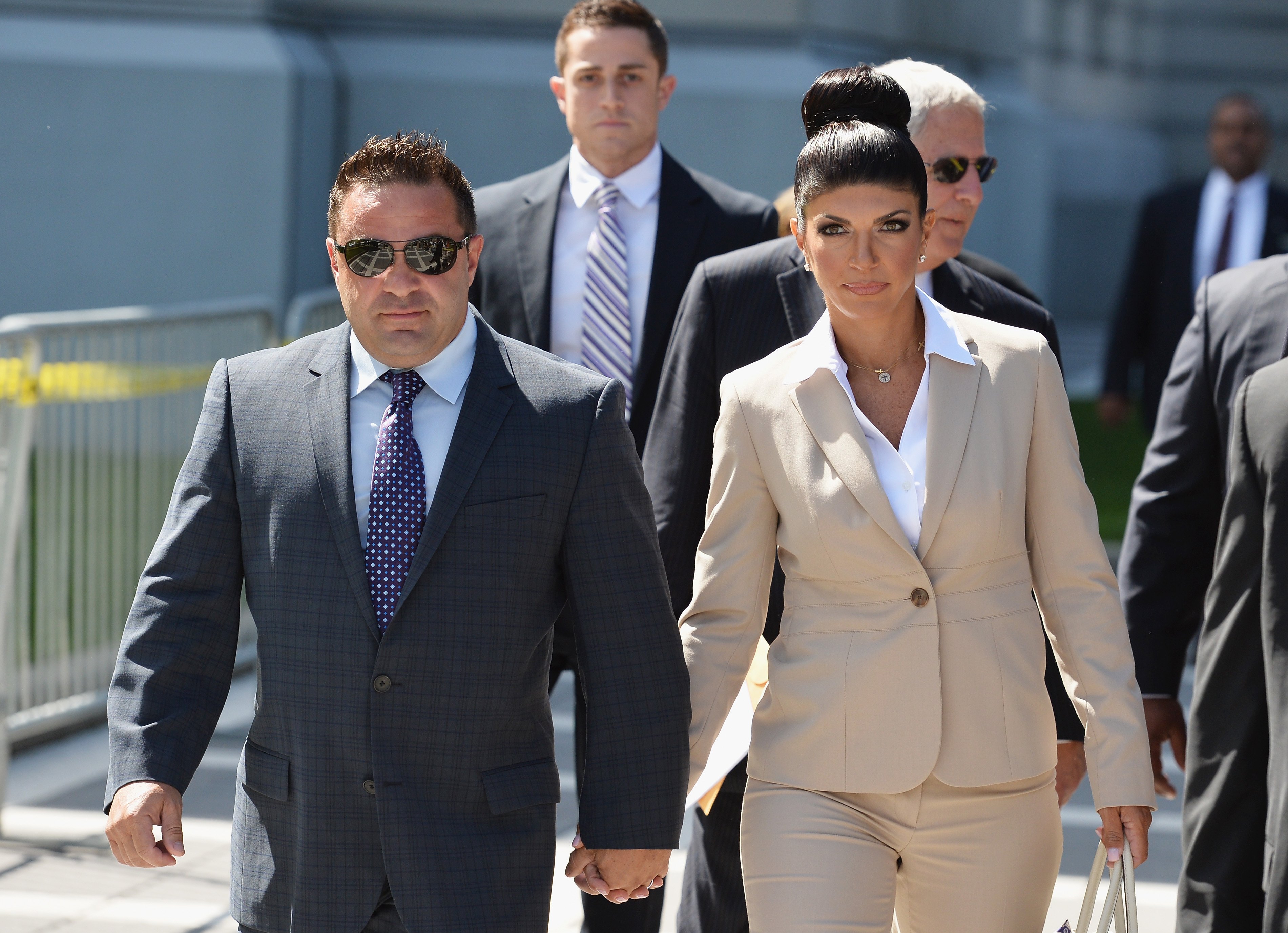 Joe Giudice & Teresa Giudice leave court after facing multiple charges of fraud on Aug. 14, 2013 in New Jersey | Photo: Getty Images