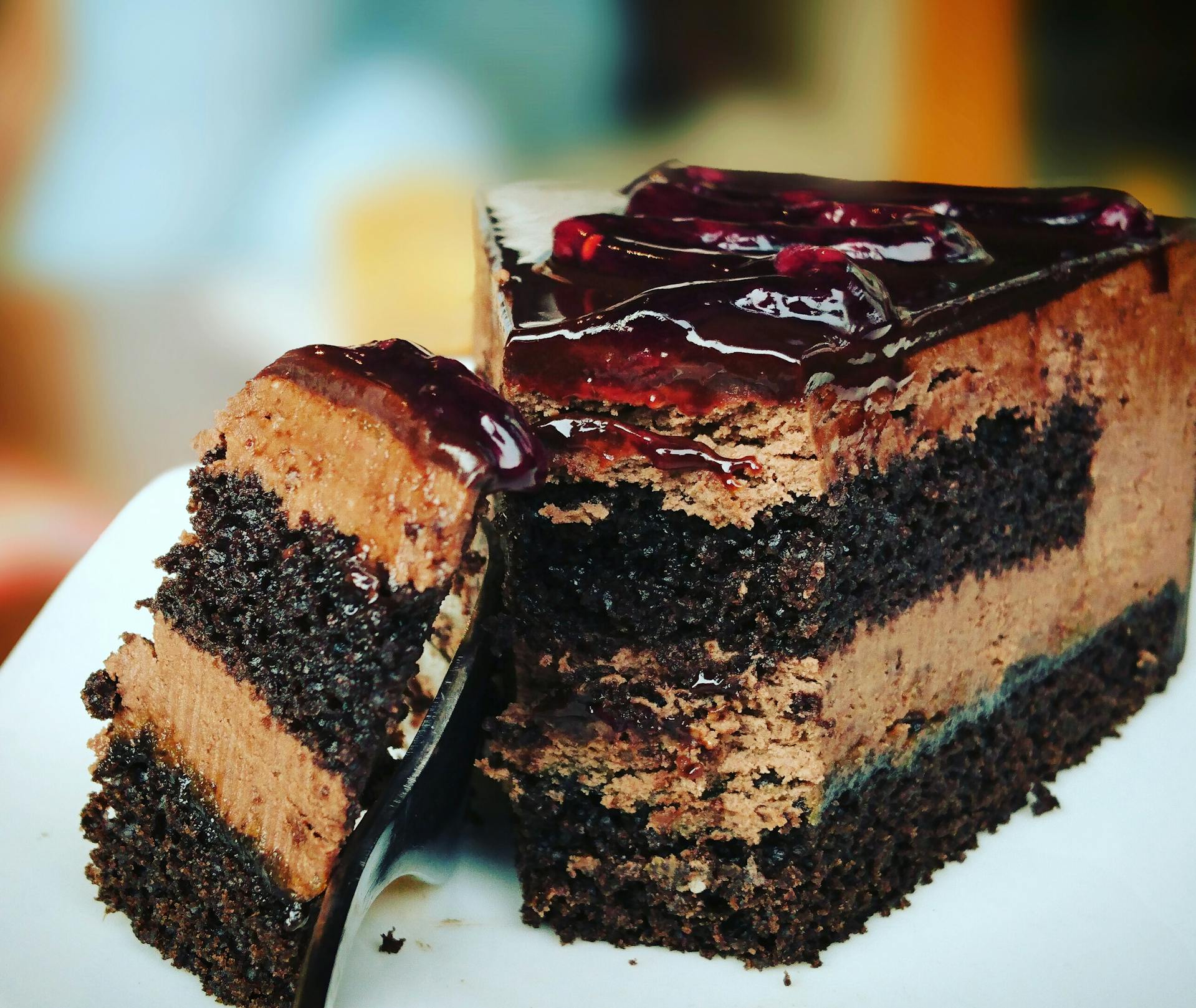 A sliced cake on a plate | Source: Pexels