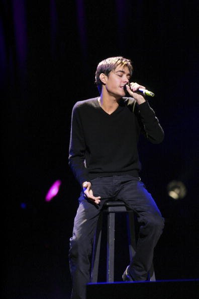 Gregory Lemarchal se produit lors de la 13e édition du concert de gala de l'association "Lutte contre le sida". |Photo : Getty Images Gregory Lemarchal se produit lors de la 13e édition du concert de gala de l'association "Lutte contre le sida". |Photo : Getty Images