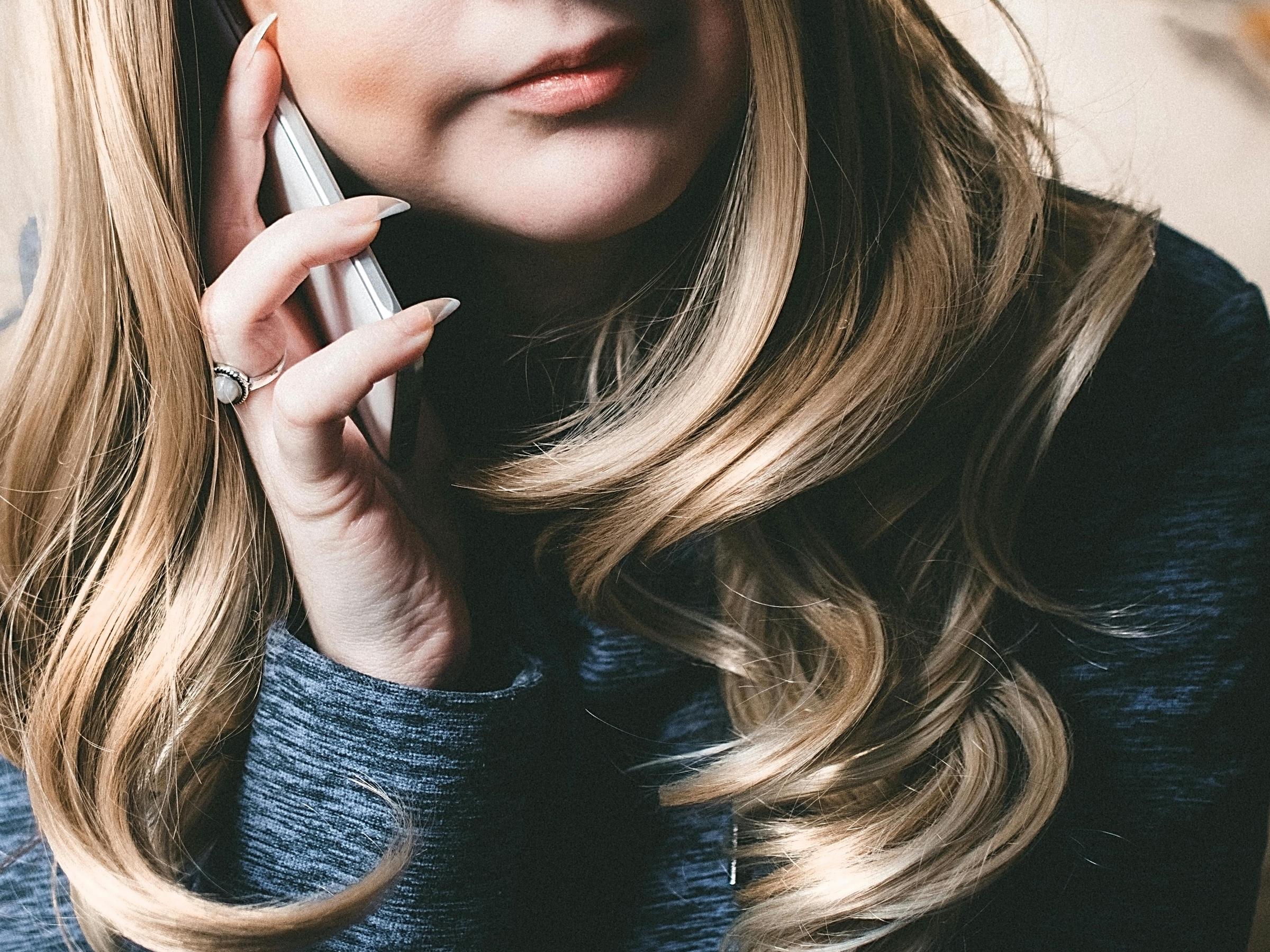 A woman taking a call | Source: Pexels